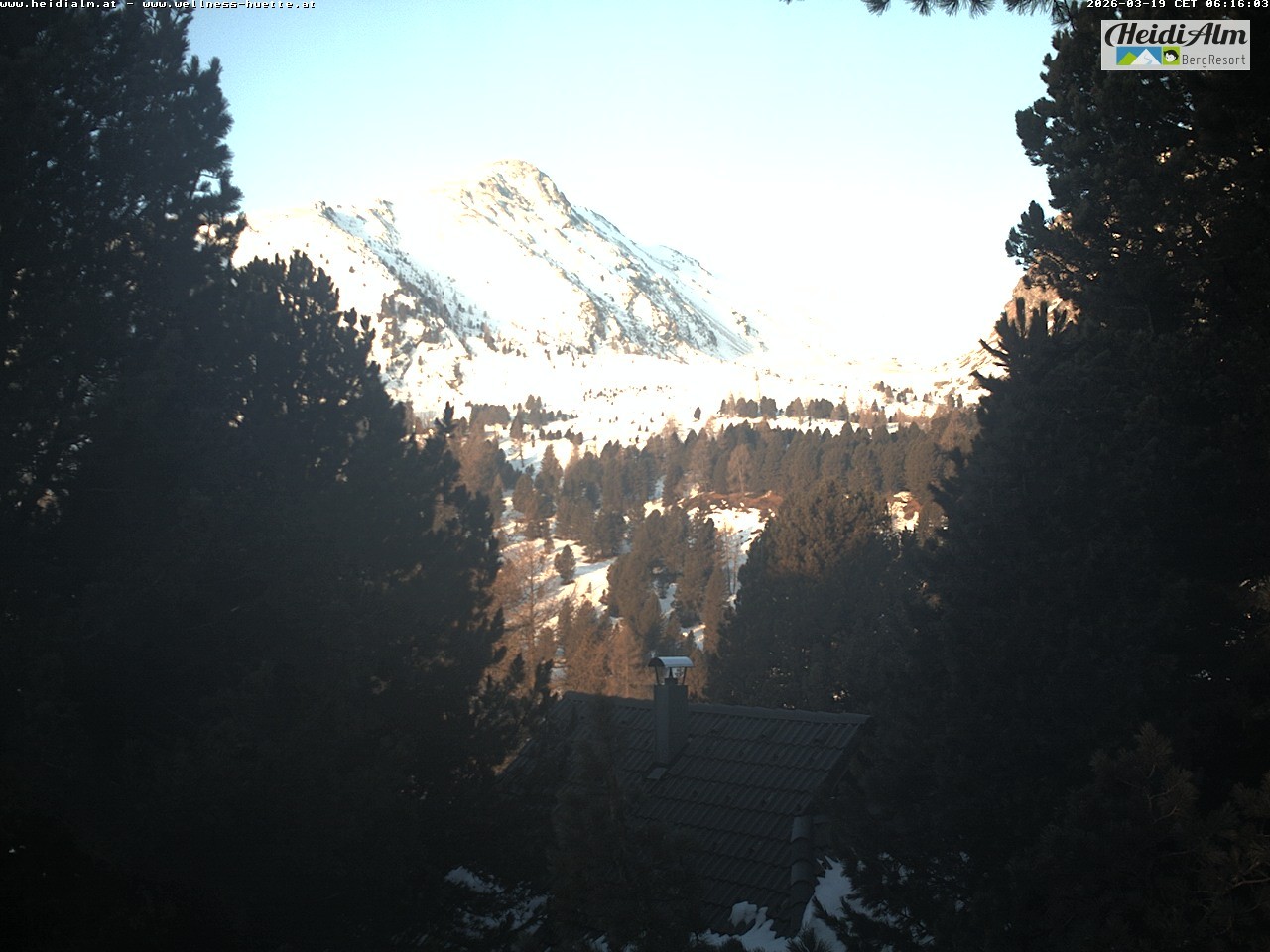 Archiv Foto Webcam Rödresnock (2310m, links), Sonntagstal (mitte) und Falkert Spitz (2308m, rechts)