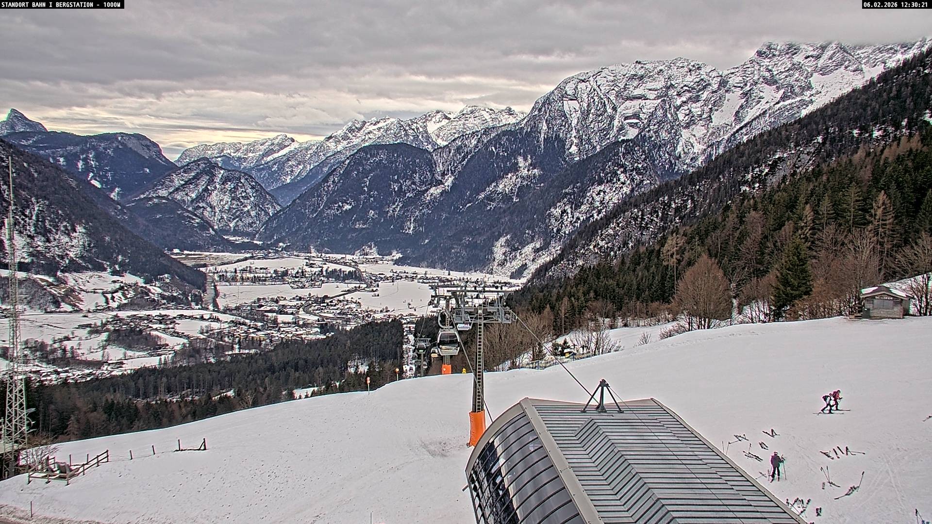 Archived image Webcam Mountain station Almbahn I