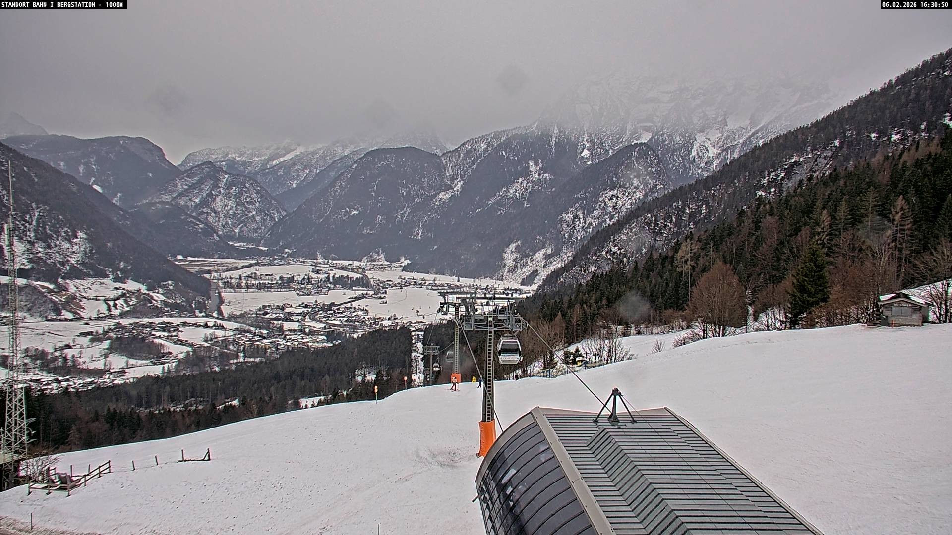 Archived image Webcam Mountain station Almbahn I