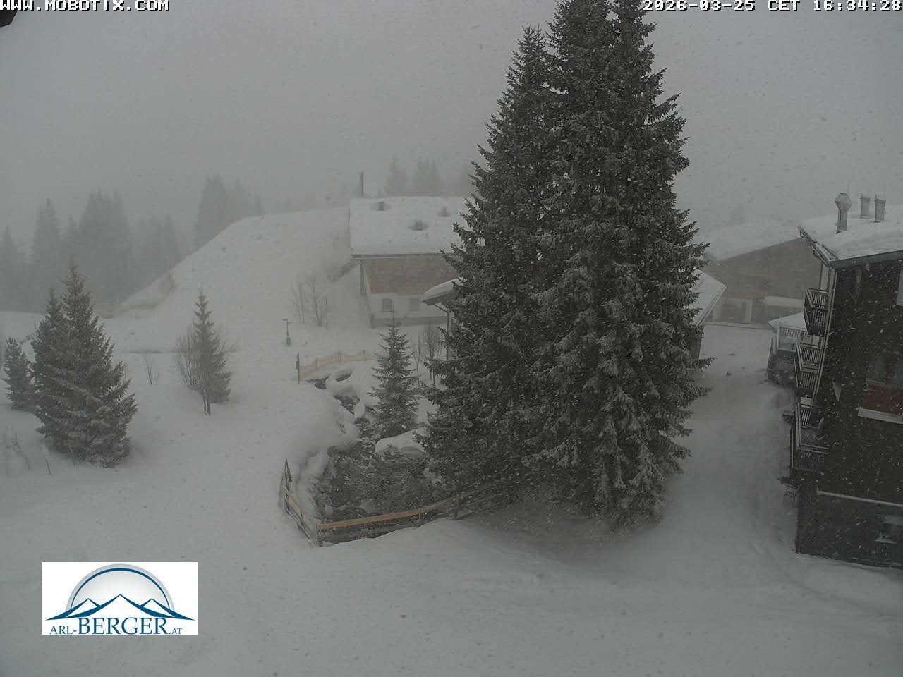 Archived image Webcam Oberlech: guest house Berger