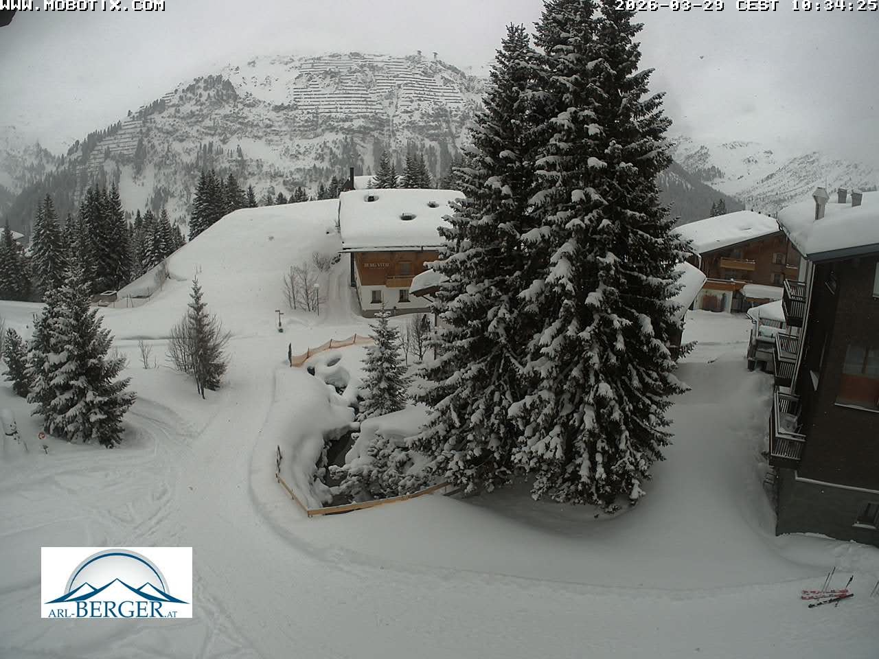 Archived image Webcam Oberlech: guest house Berger