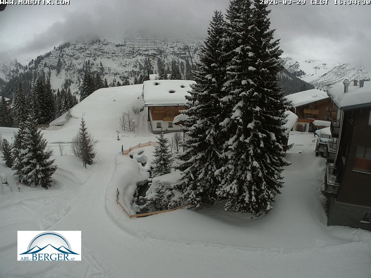 Archived image Webcam Oberlech: guest house Berger