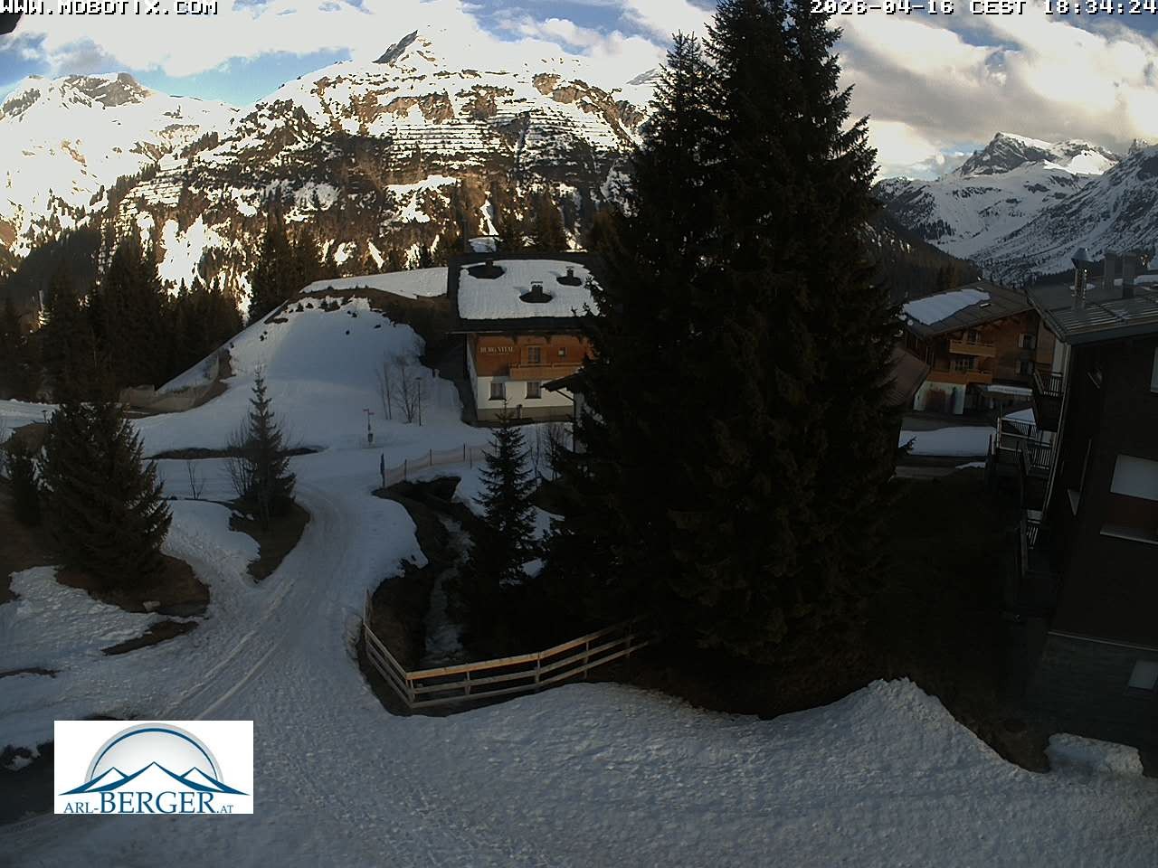 Archived image Webcam Oberlech: guest house Berger