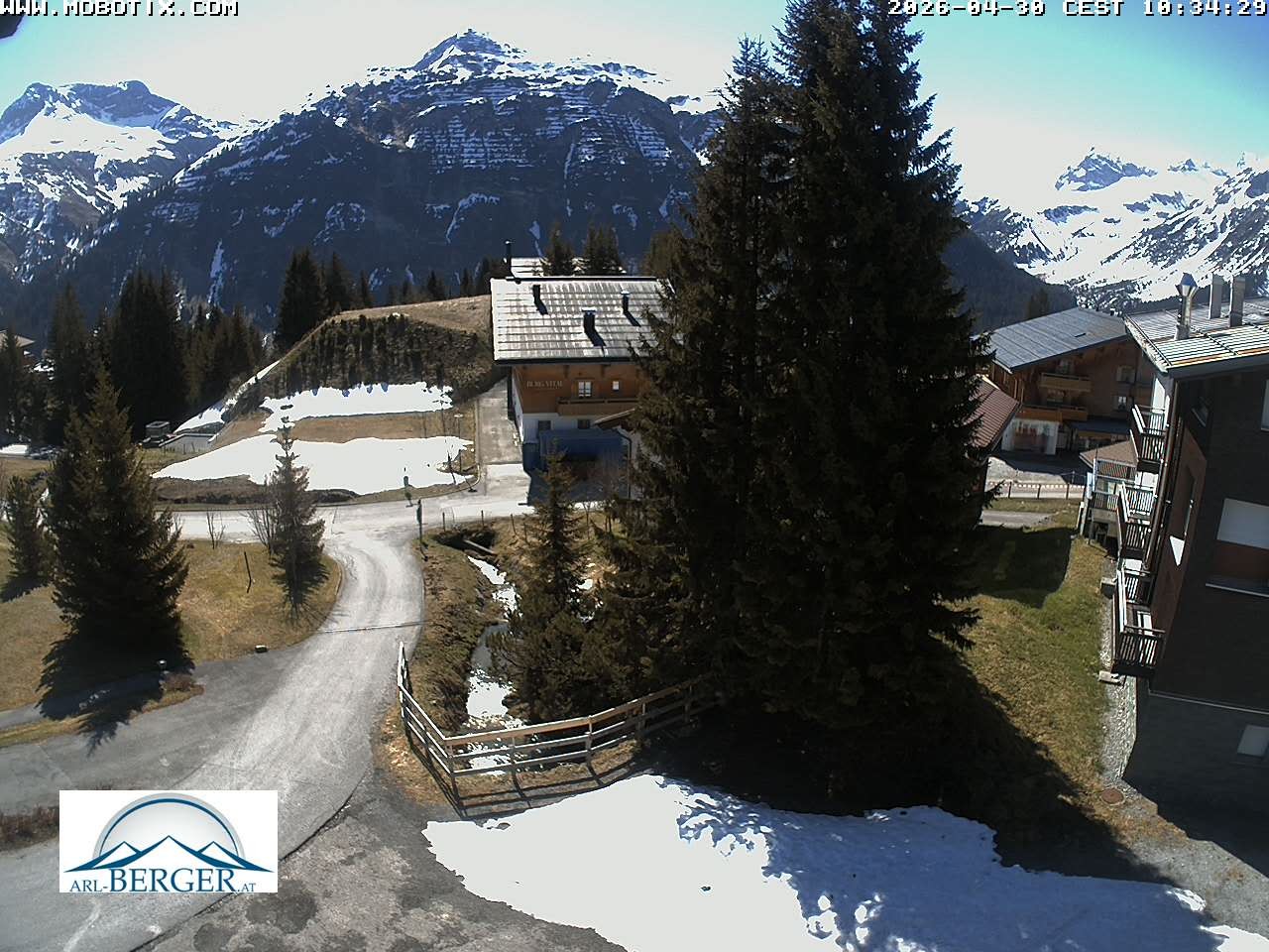 Archived image Webcam Oberlech: guest house Berger