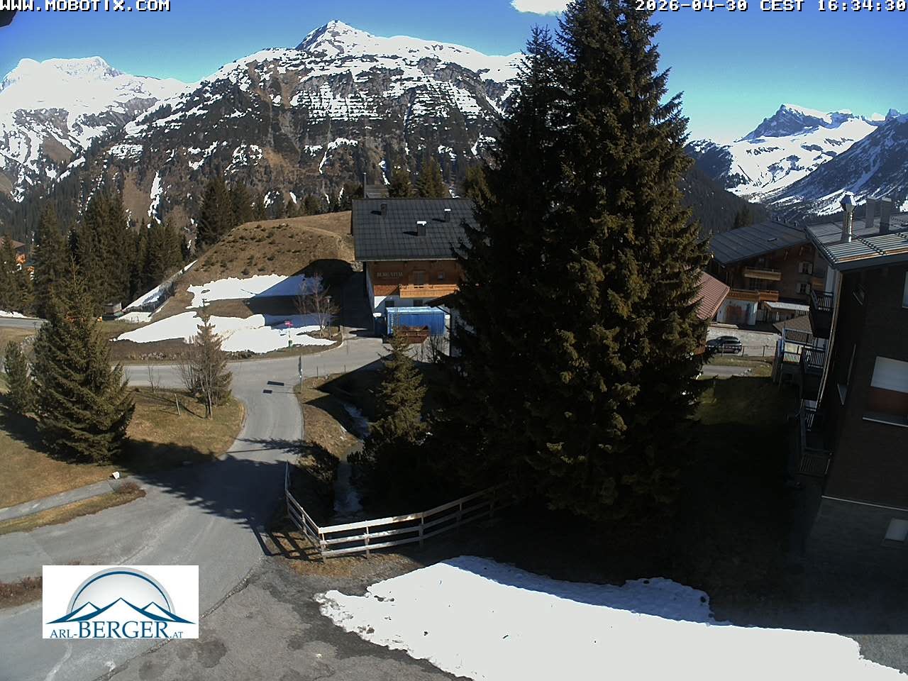 Archived image Webcam Oberlech: guest house Berger