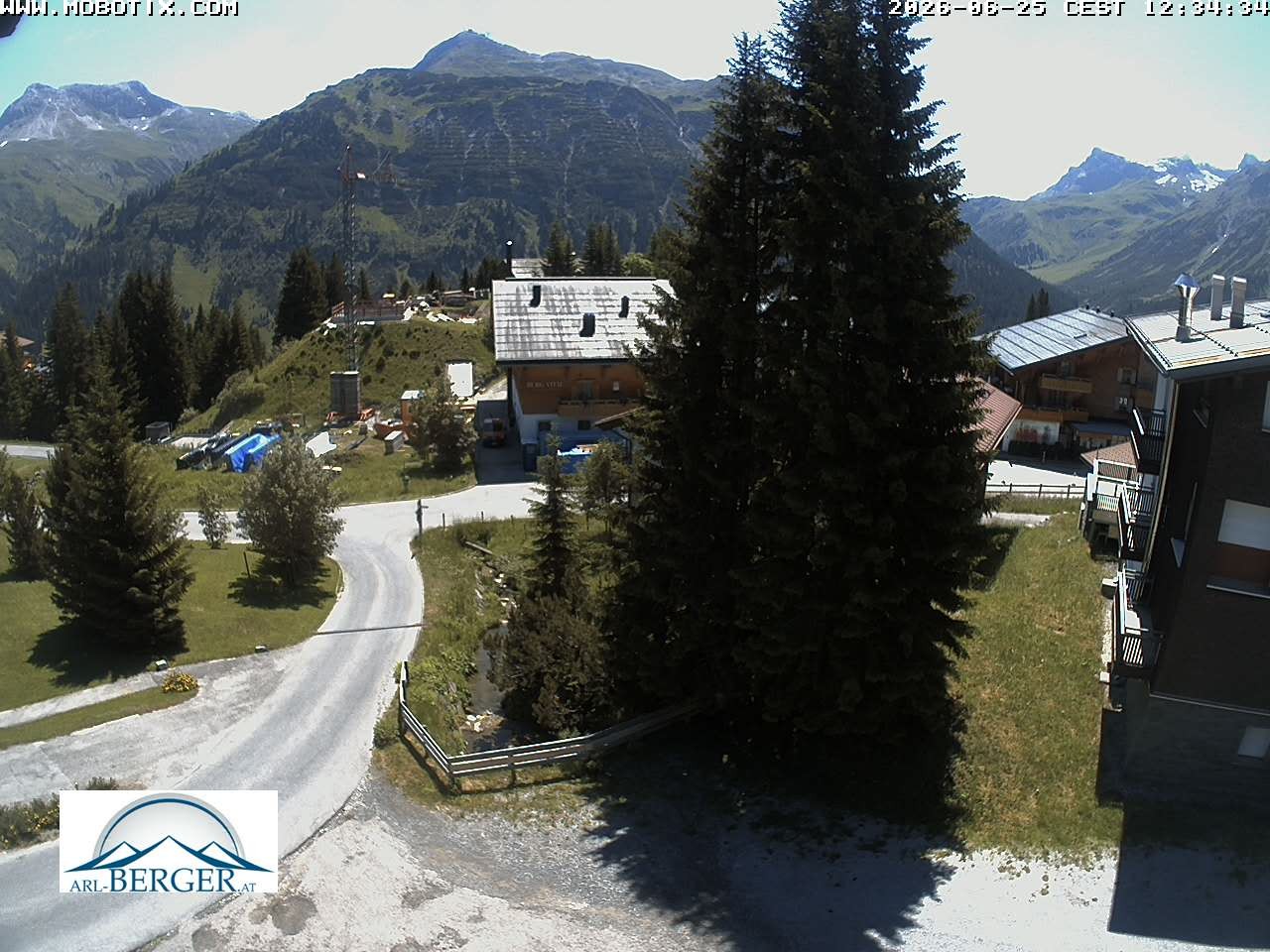Archived image Webcam Oberlech: guest house Berger