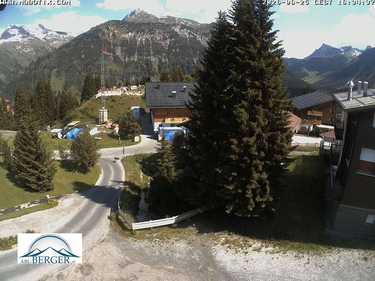 Archived image Webcam Oberlech: guest house Berger