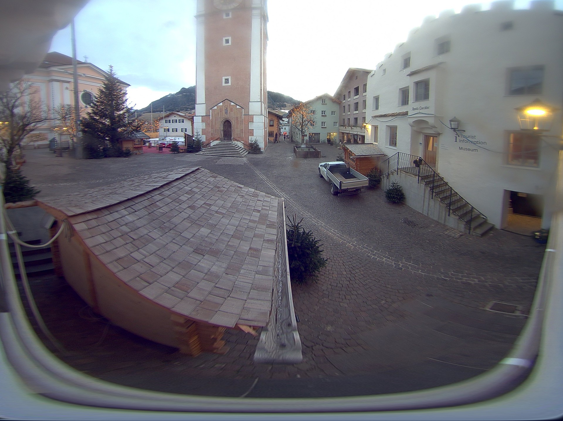 Archiv Foto Webcam Dorfplatz Kastelruth, Südtirol