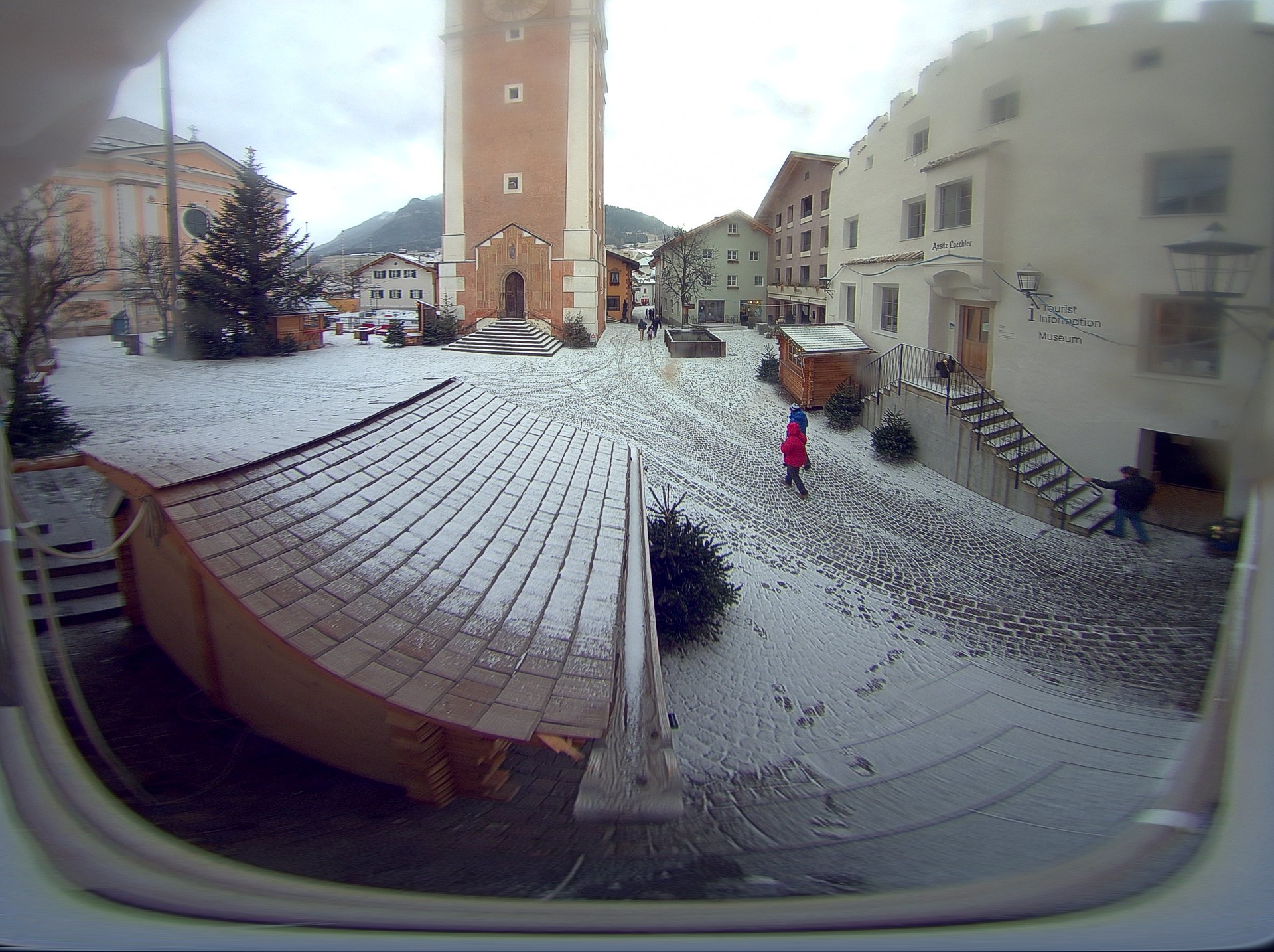 Archiv Foto Webcam Dorfplatz Kastelruth, Südtirol