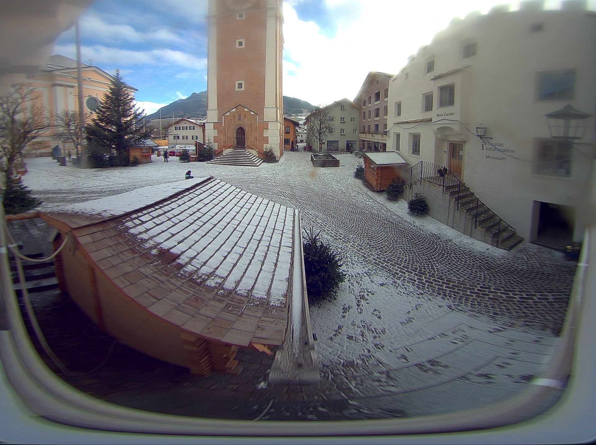 Archiv Foto Webcam Dorfplatz Kastelruth, Südtirol