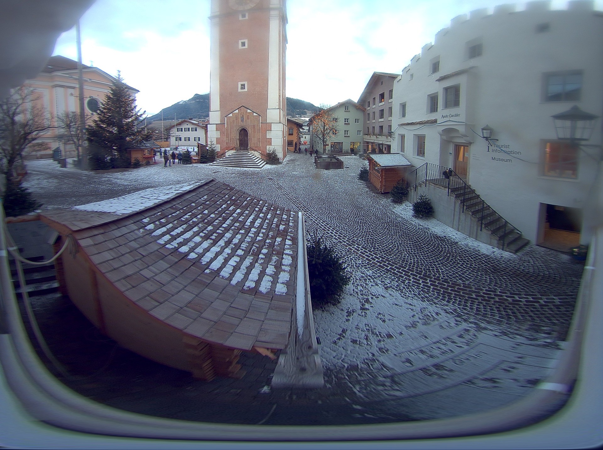 Archiv Foto Webcam Dorfplatz Kastelruth, Südtirol