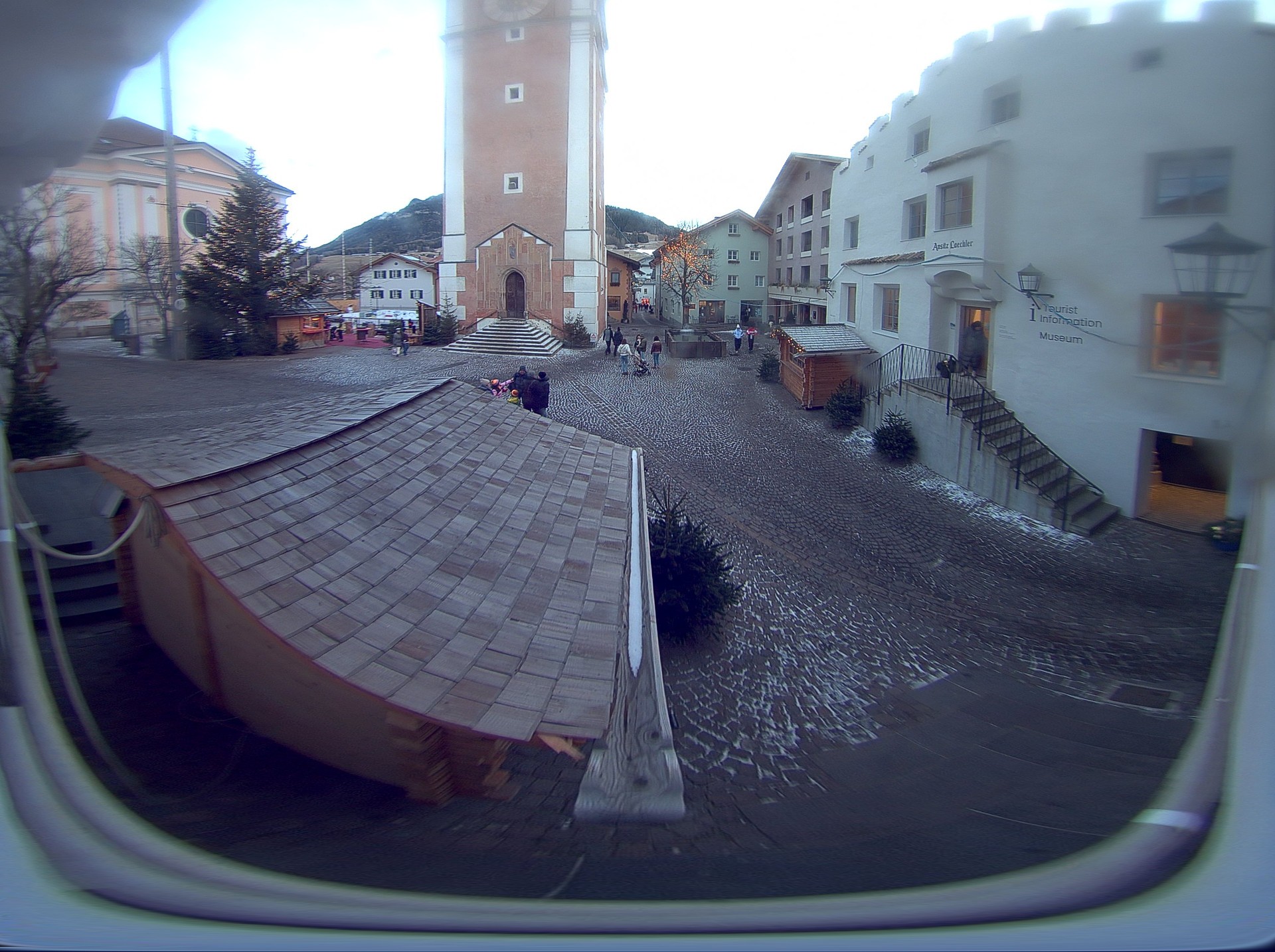 Archiv Foto Webcam Dorfplatz Kastelruth, Südtirol