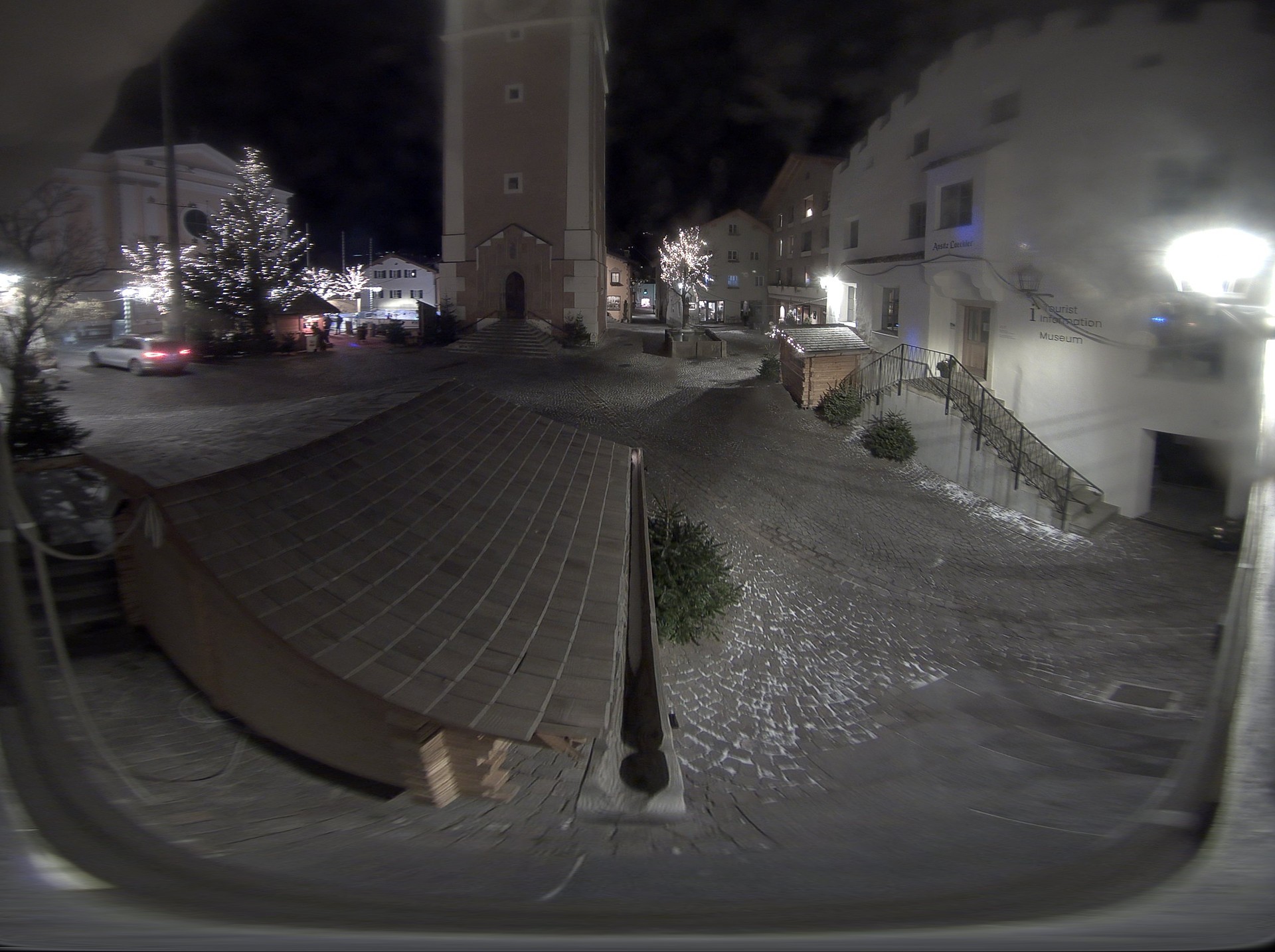 Archiv Foto Webcam Dorfplatz Kastelruth, Südtirol