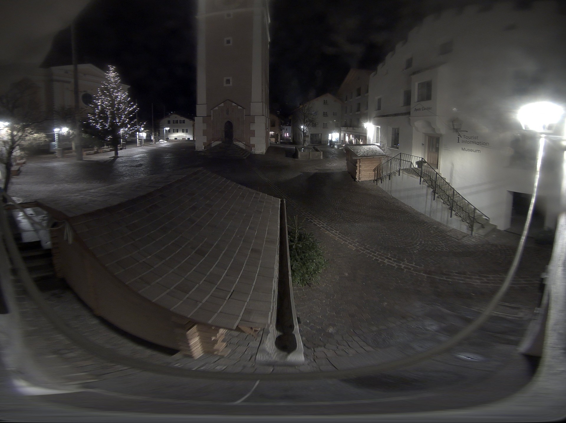 Archiv Foto Webcam Dorfplatz Kastelruth, Südtirol