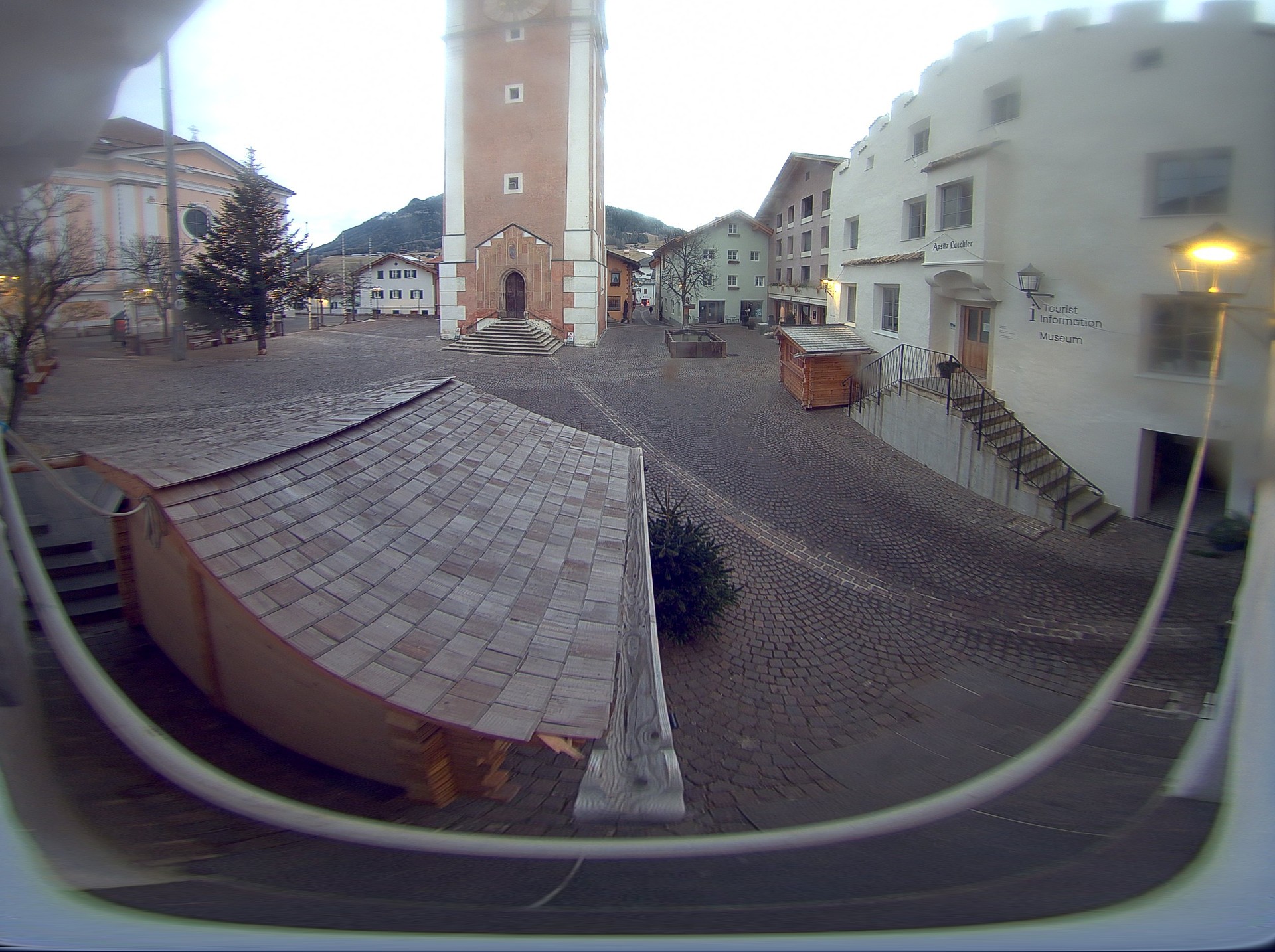 Archiv Foto Webcam Dorfplatz Kastelruth, Südtirol