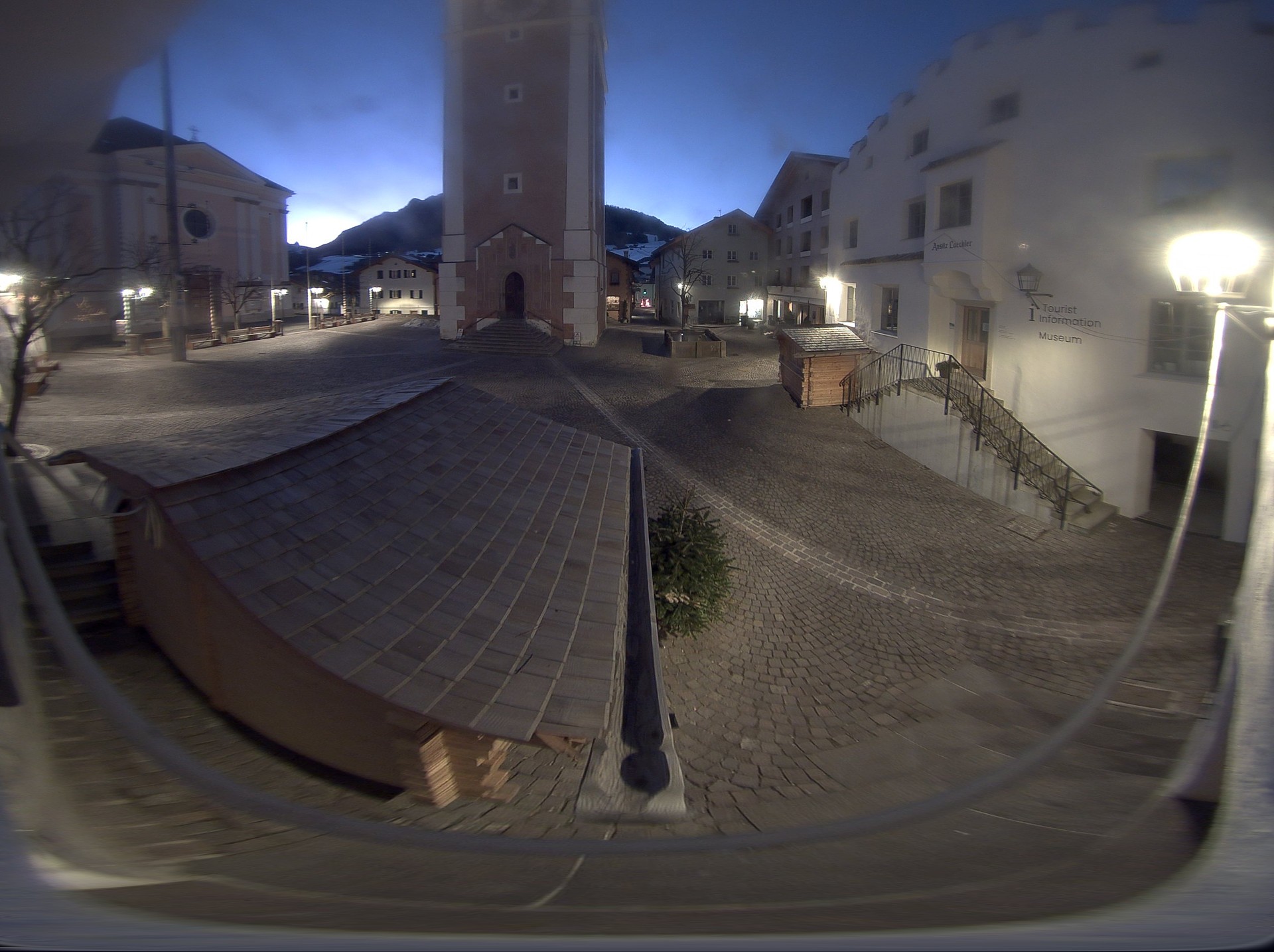 Archiv Foto Webcam Dorfplatz Kastelruth, Südtirol