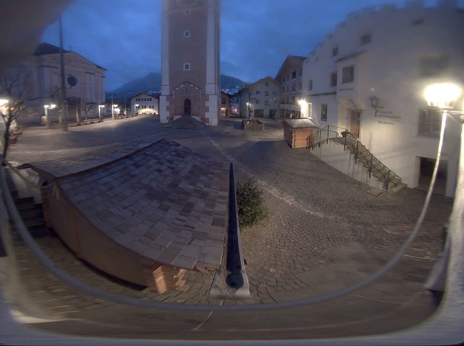 Archiv Foto Webcam Dorfplatz Kastelruth, Südtirol