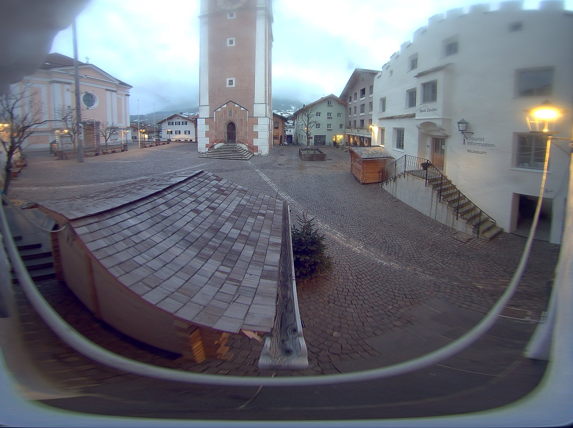 Archiv Foto Webcam Dorfplatz Kastelruth, Südtirol