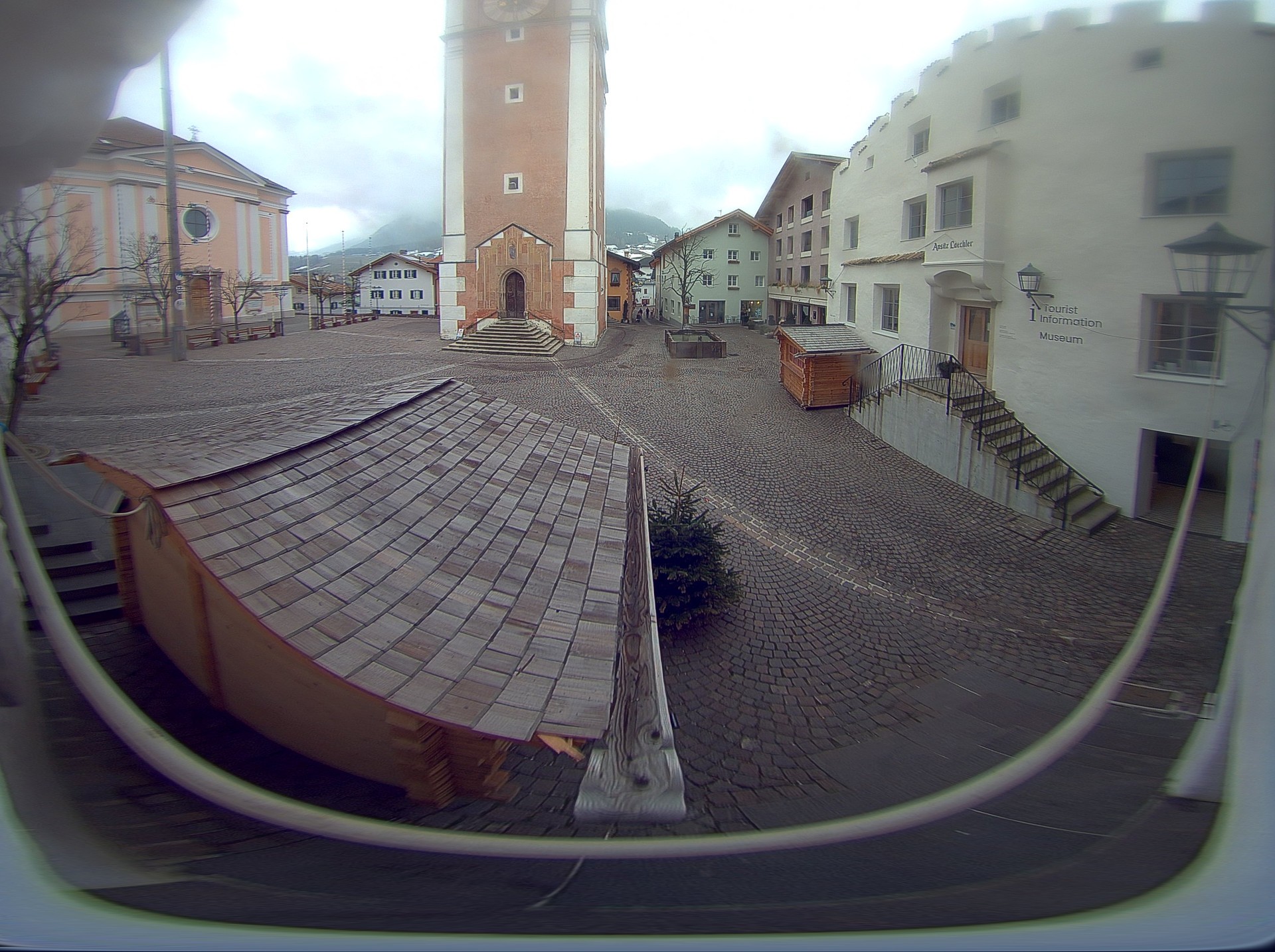 Archiv Foto Webcam Dorfplatz Kastelruth, Südtirol