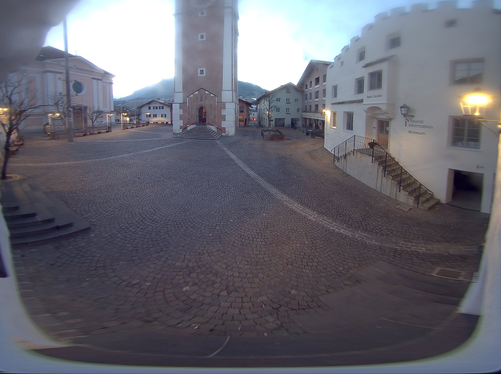 Archiv Foto Webcam Dorfplatz Kastelruth, Südtirol