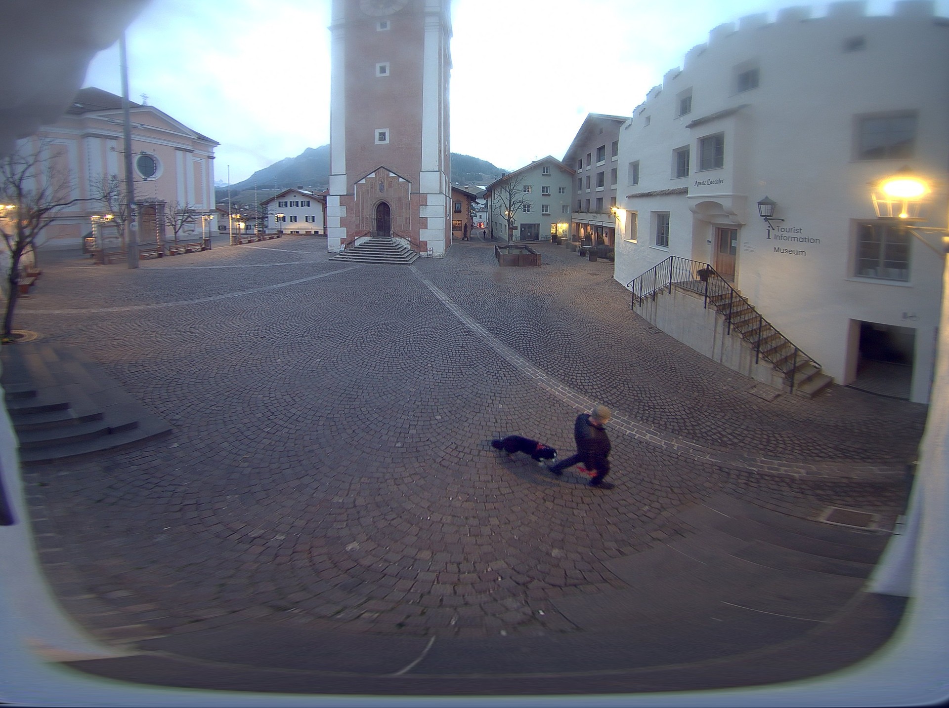 Archiv Foto Webcam Dorfplatz Kastelruth, Südtirol