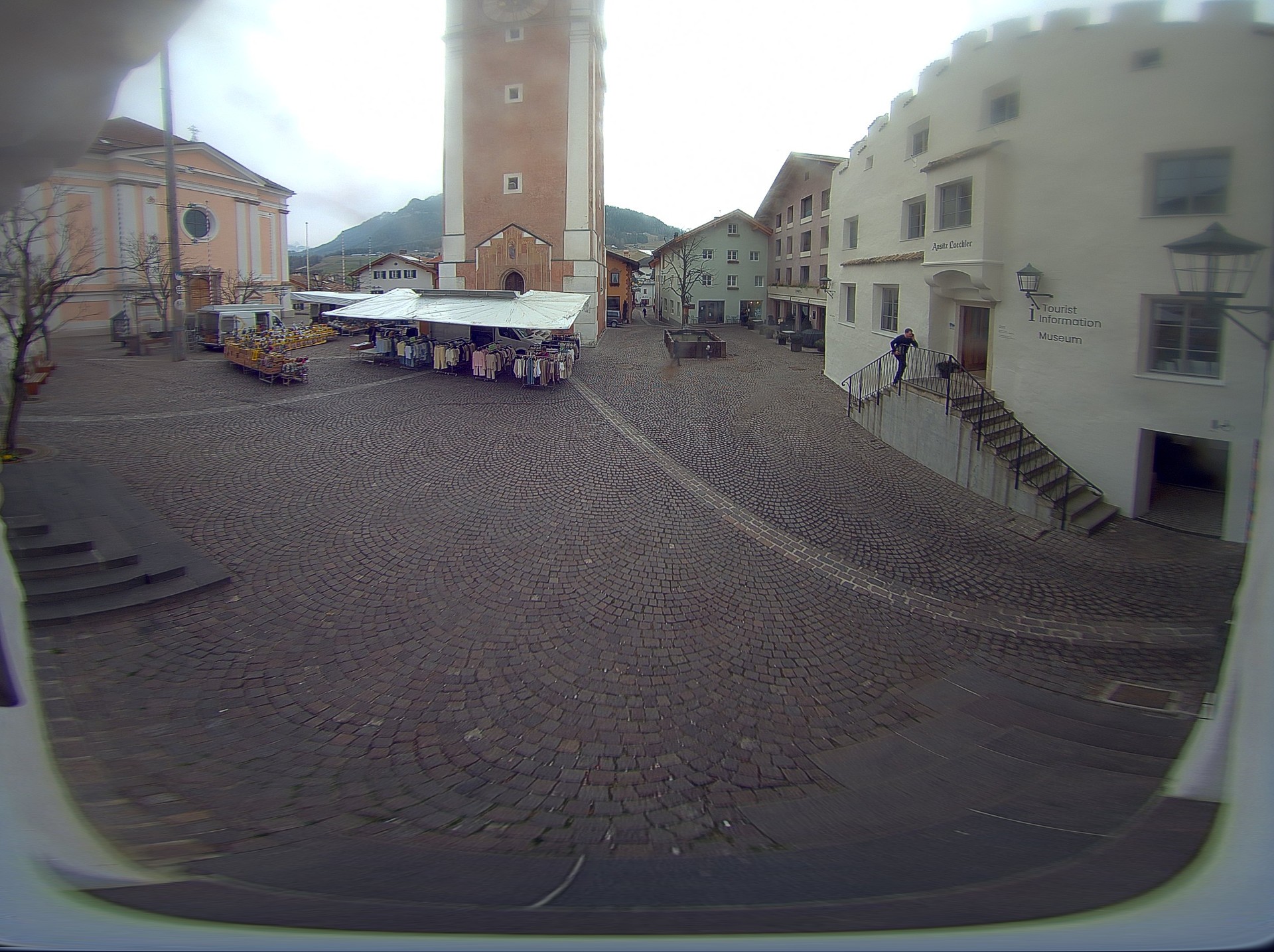 Archiv Foto Webcam Dorfplatz Kastelruth, Südtirol