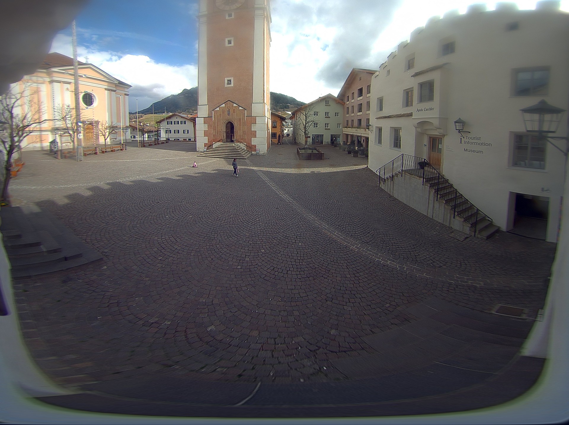 Archiv Foto Webcam Dorfplatz Kastelruth, Südtirol