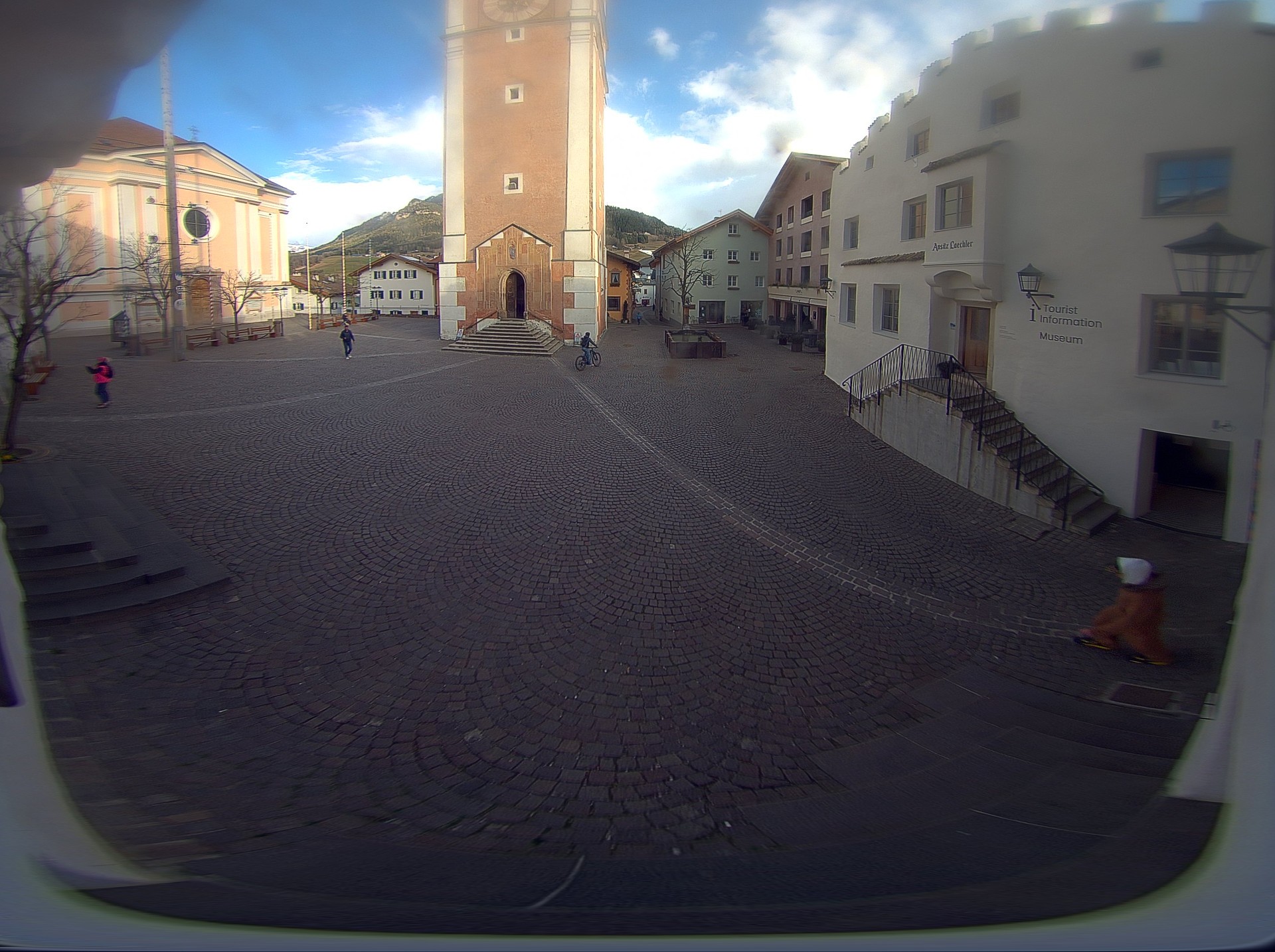 Archiv Foto Webcam Dorfplatz Kastelruth, Südtirol