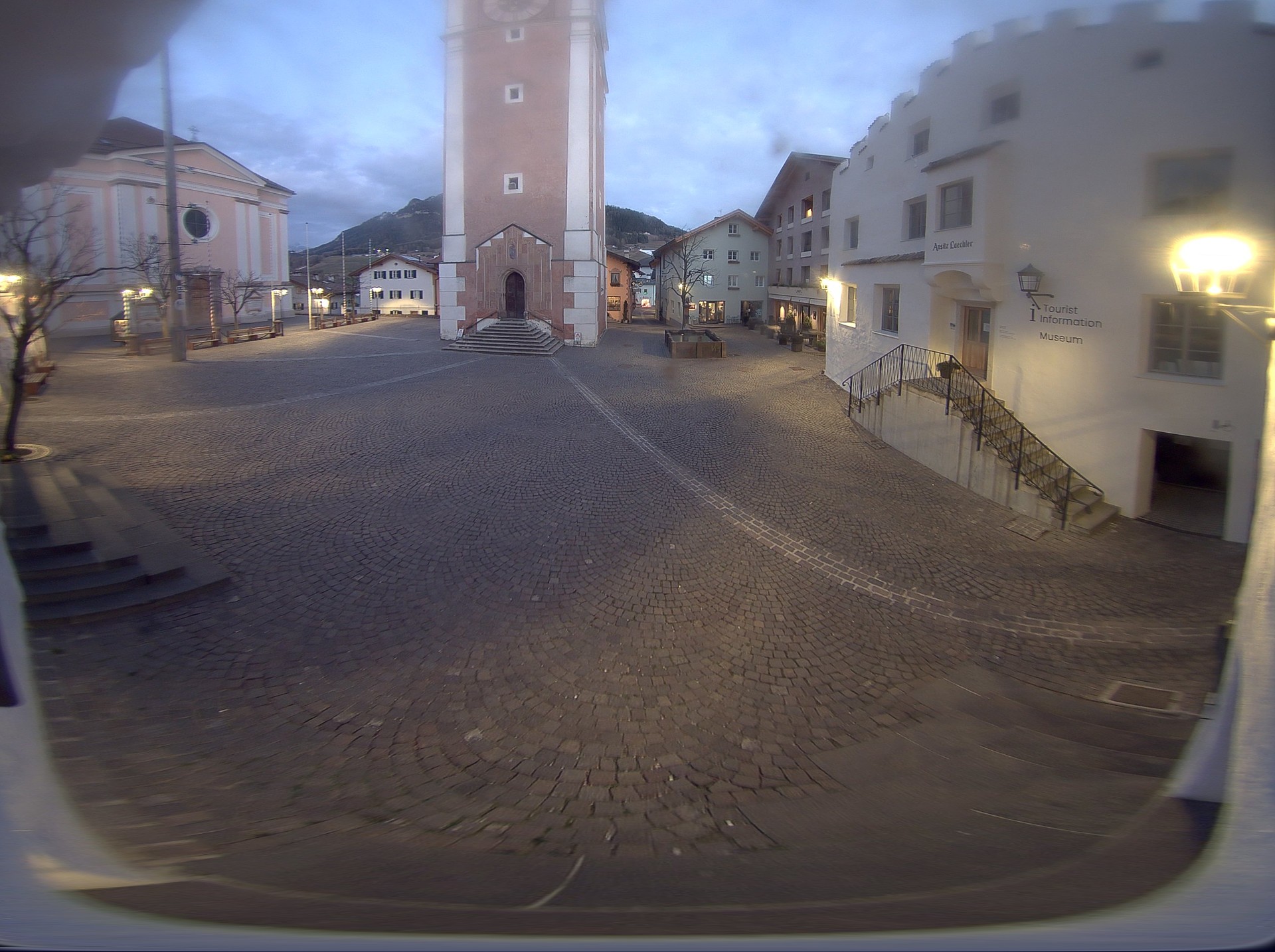 Archiv Foto Webcam Dorfplatz Kastelruth, Südtirol