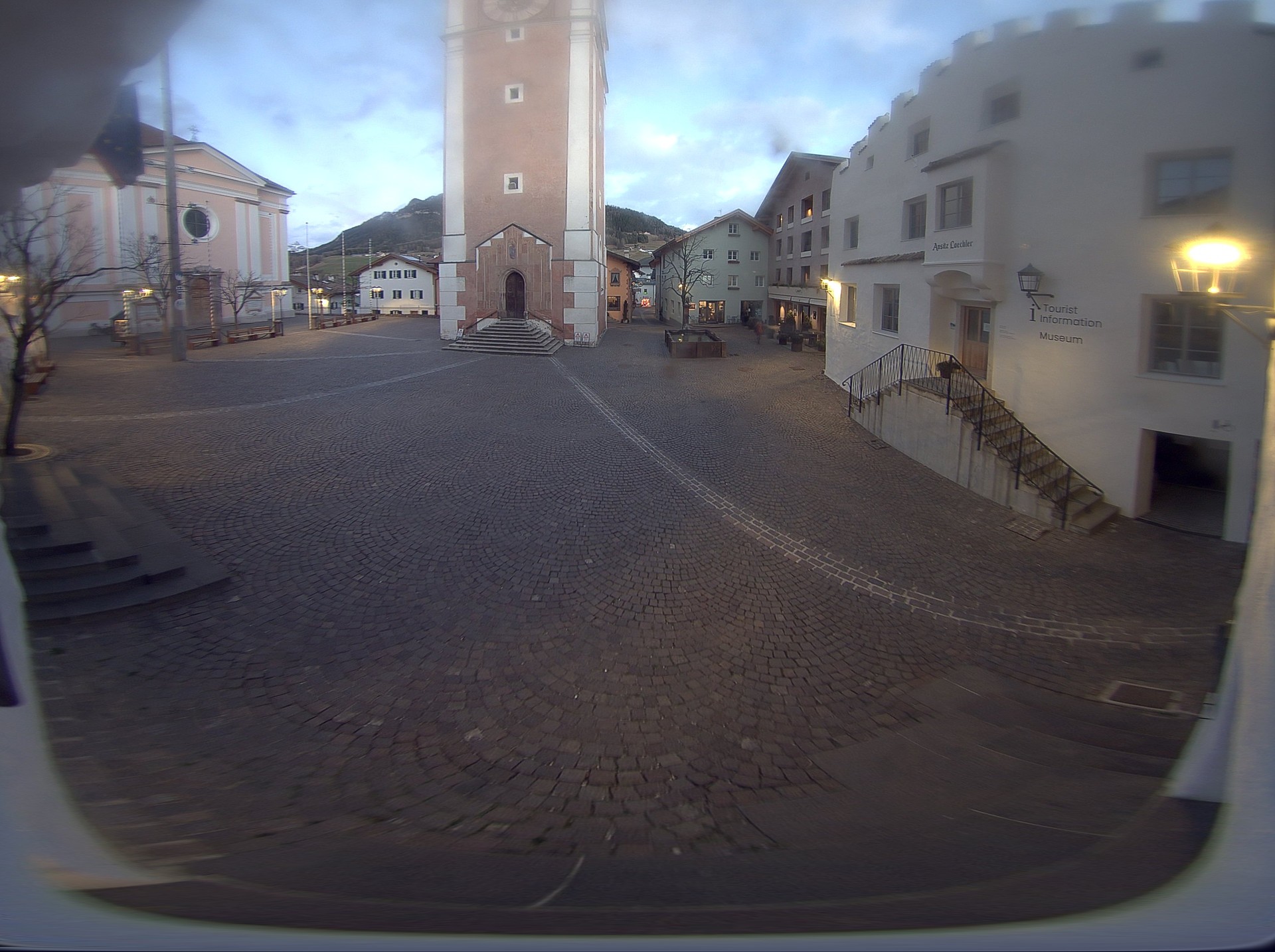 Archiv Foto Webcam Dorfplatz Kastelruth, Südtirol