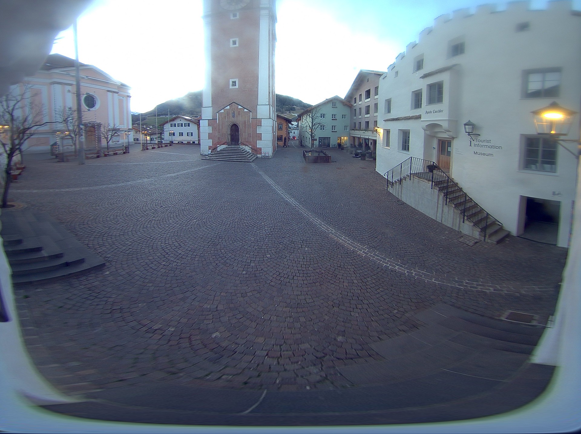 Archiv Foto Webcam Dorfplatz Kastelruth, Südtirol