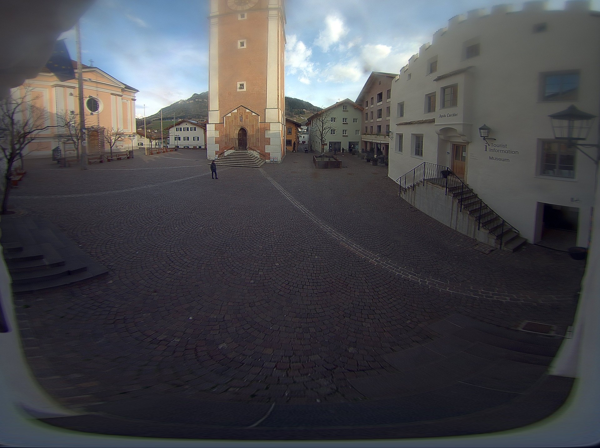 Archiv Foto Webcam Dorfplatz Kastelruth, Südtirol