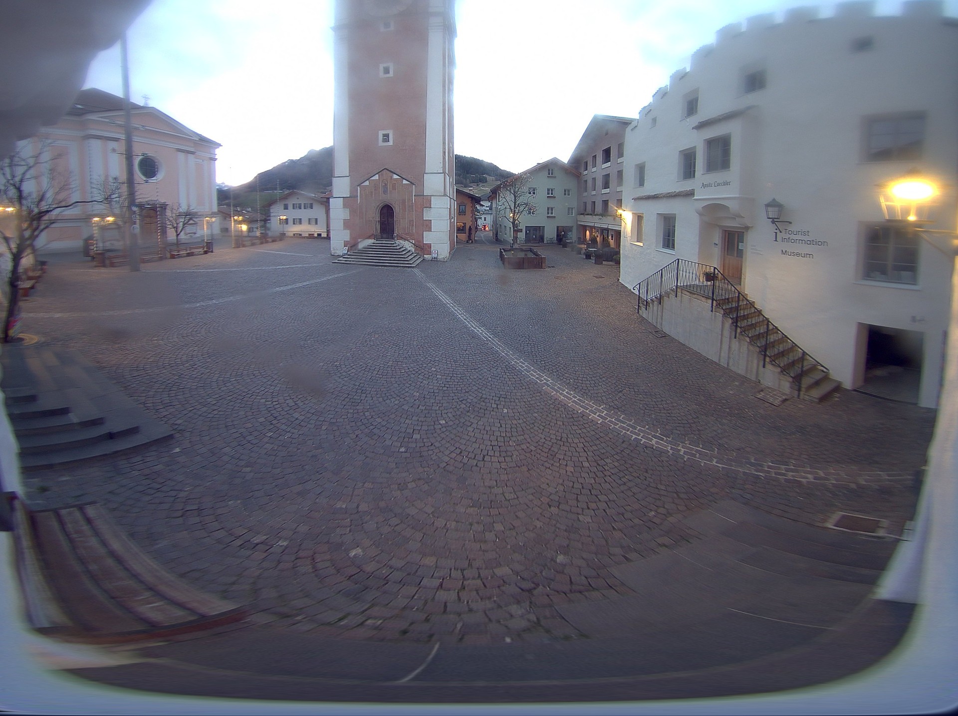 Archiv Foto Webcam Dorfplatz Kastelruth, Südtirol
