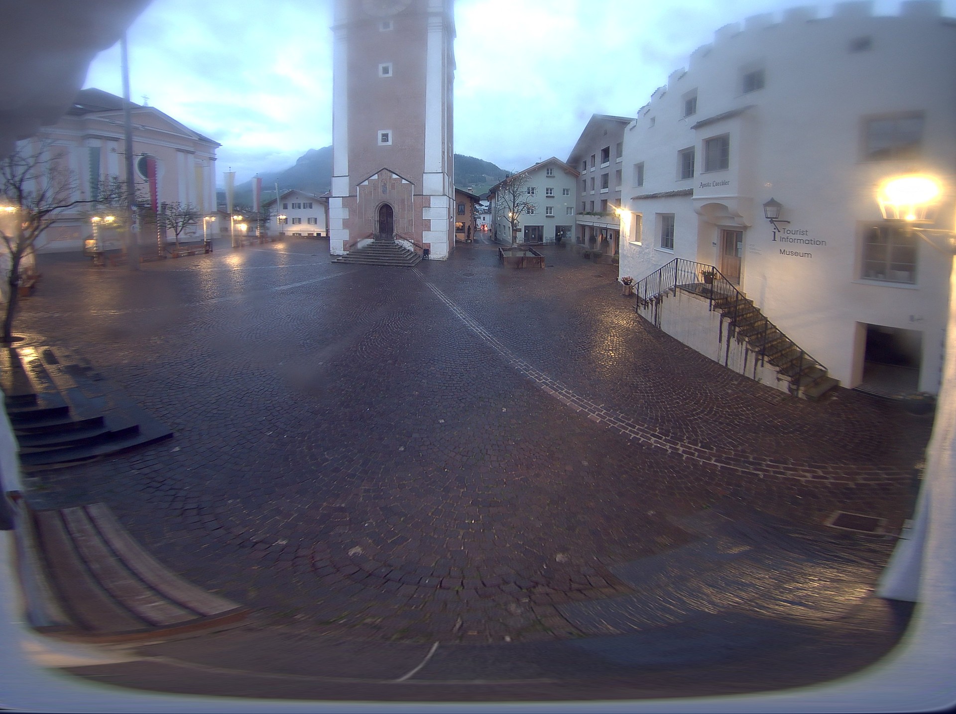 Archiv Foto Webcam Dorfplatz Kastelruth, Südtirol