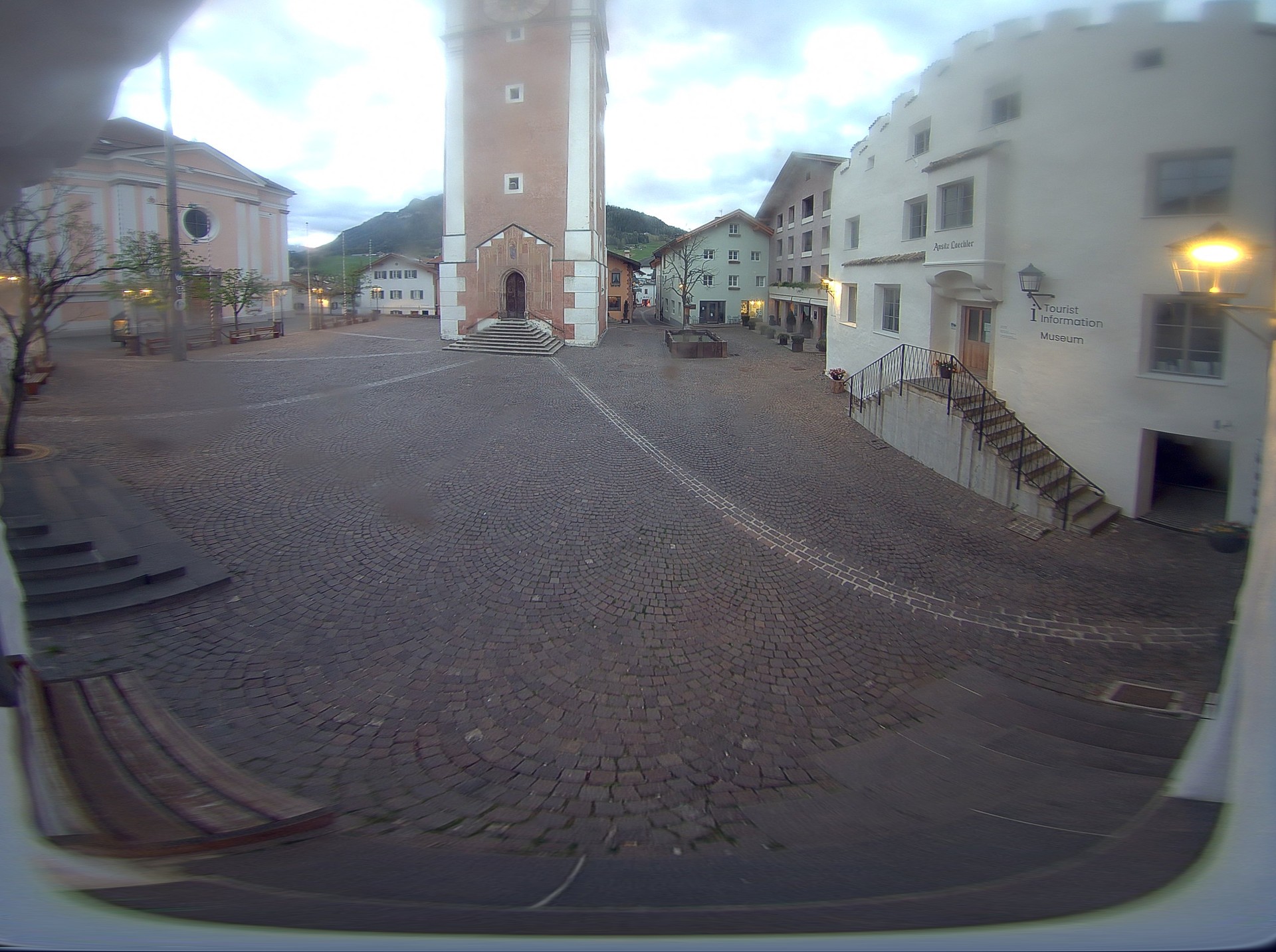 Archiv Foto Webcam Dorfplatz Kastelruth, Südtirol