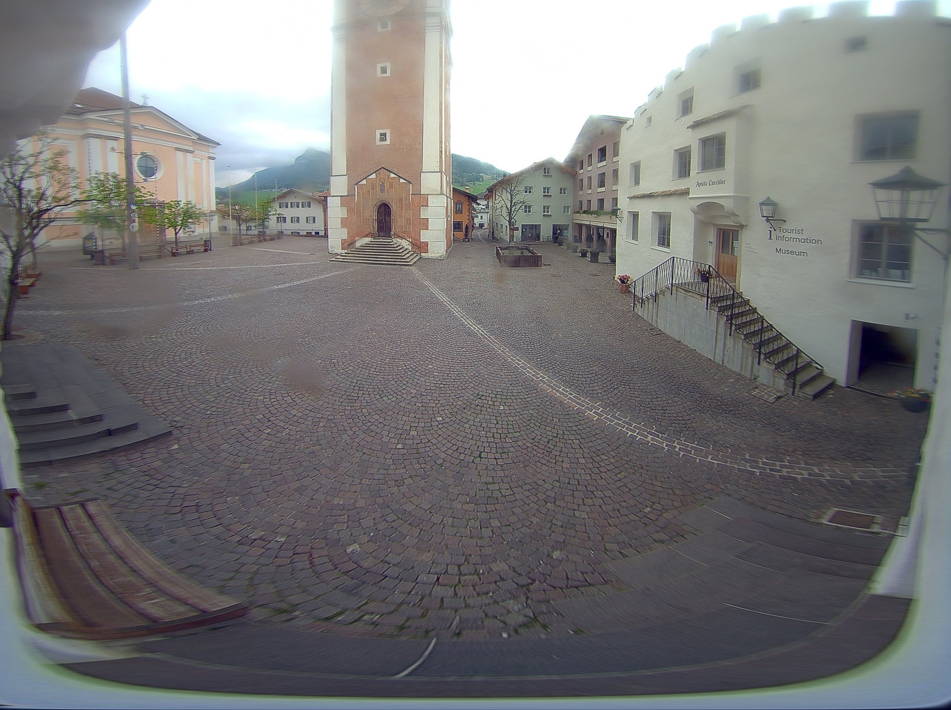 Archiv Foto Webcam Dorfplatz Kastelruth, Südtirol