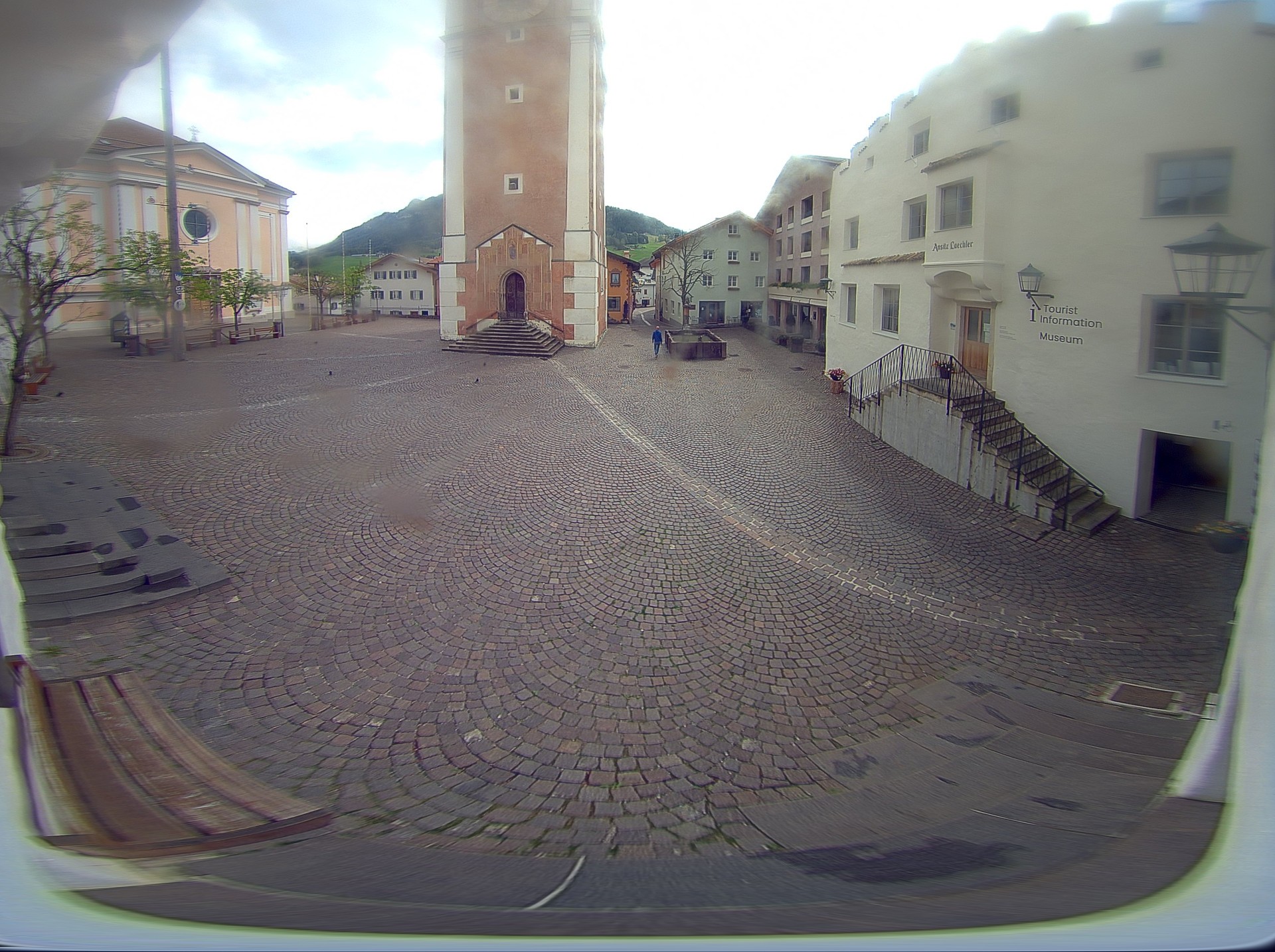 Archiv Foto Webcam Dorfplatz Kastelruth, Südtirol