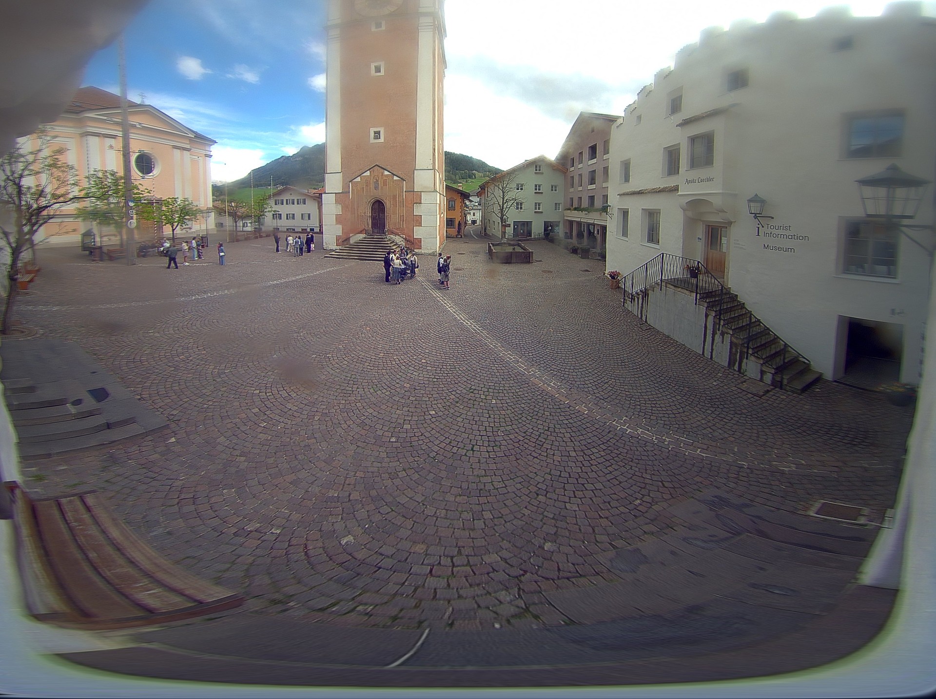 Archiv Foto Webcam Dorfplatz Kastelruth, Südtirol