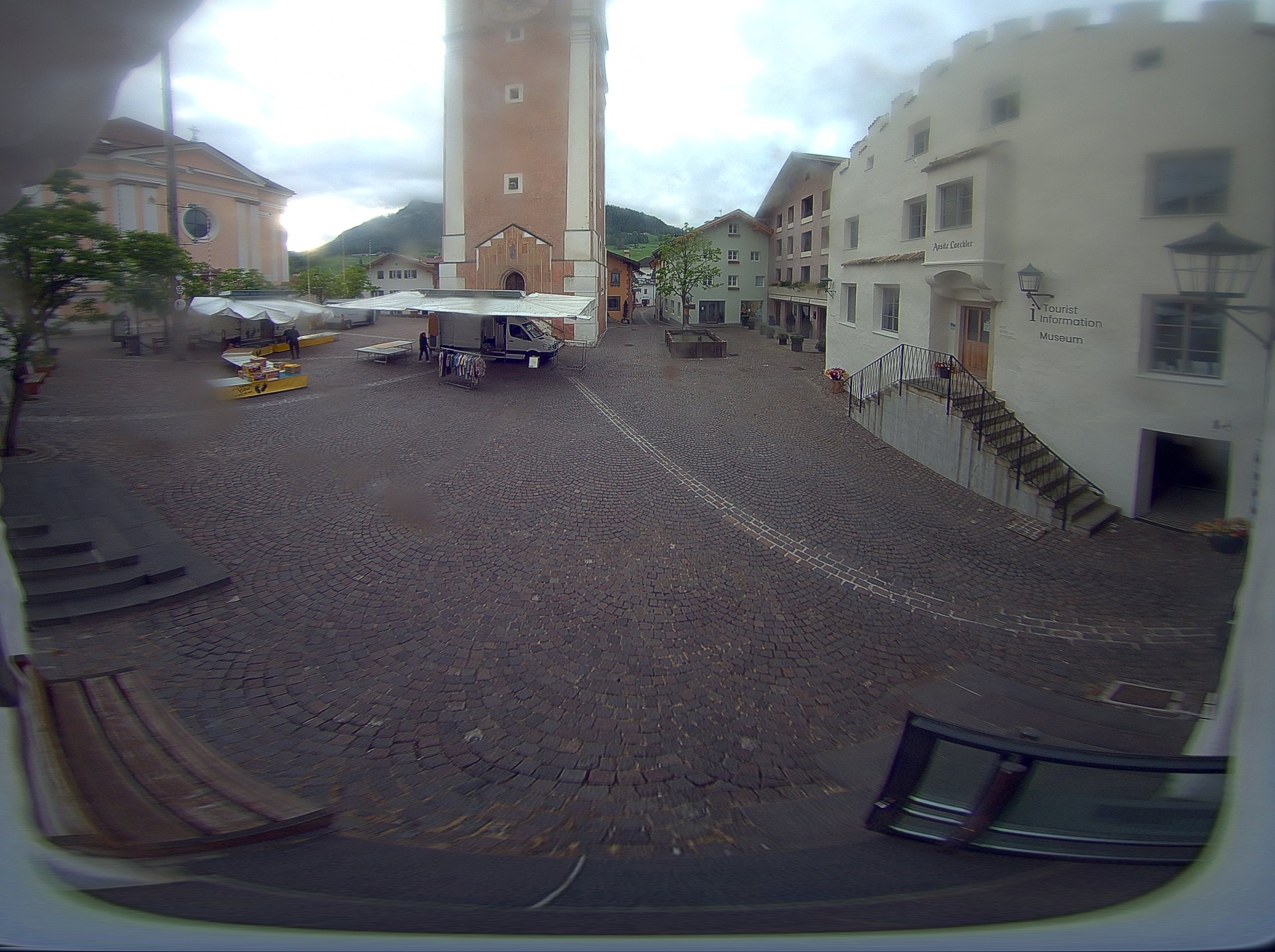 Archiv Foto Webcam Dorfplatz Kastelruth, Südtirol