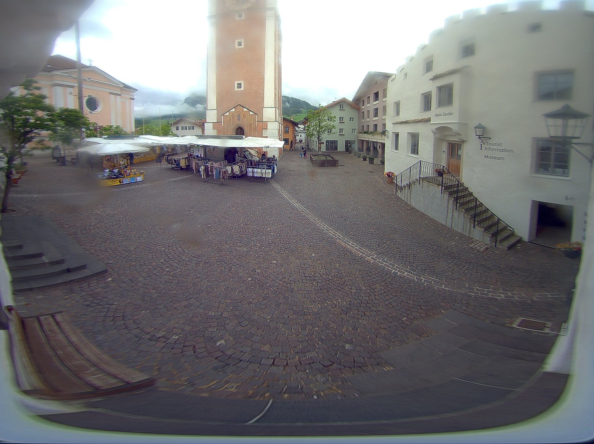 Archiv Foto Webcam Dorfplatz Kastelruth, Südtirol