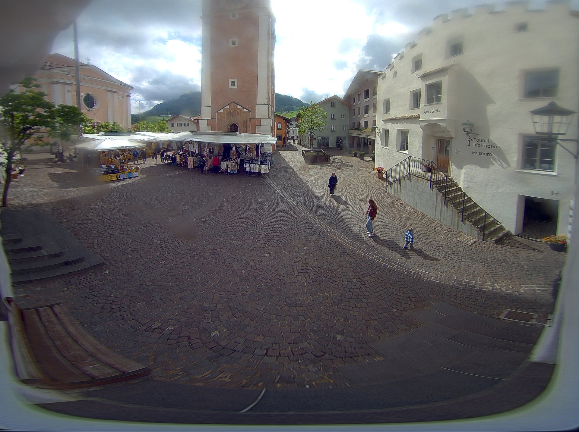 Archiv Foto Webcam Dorfplatz Kastelruth, Südtirol