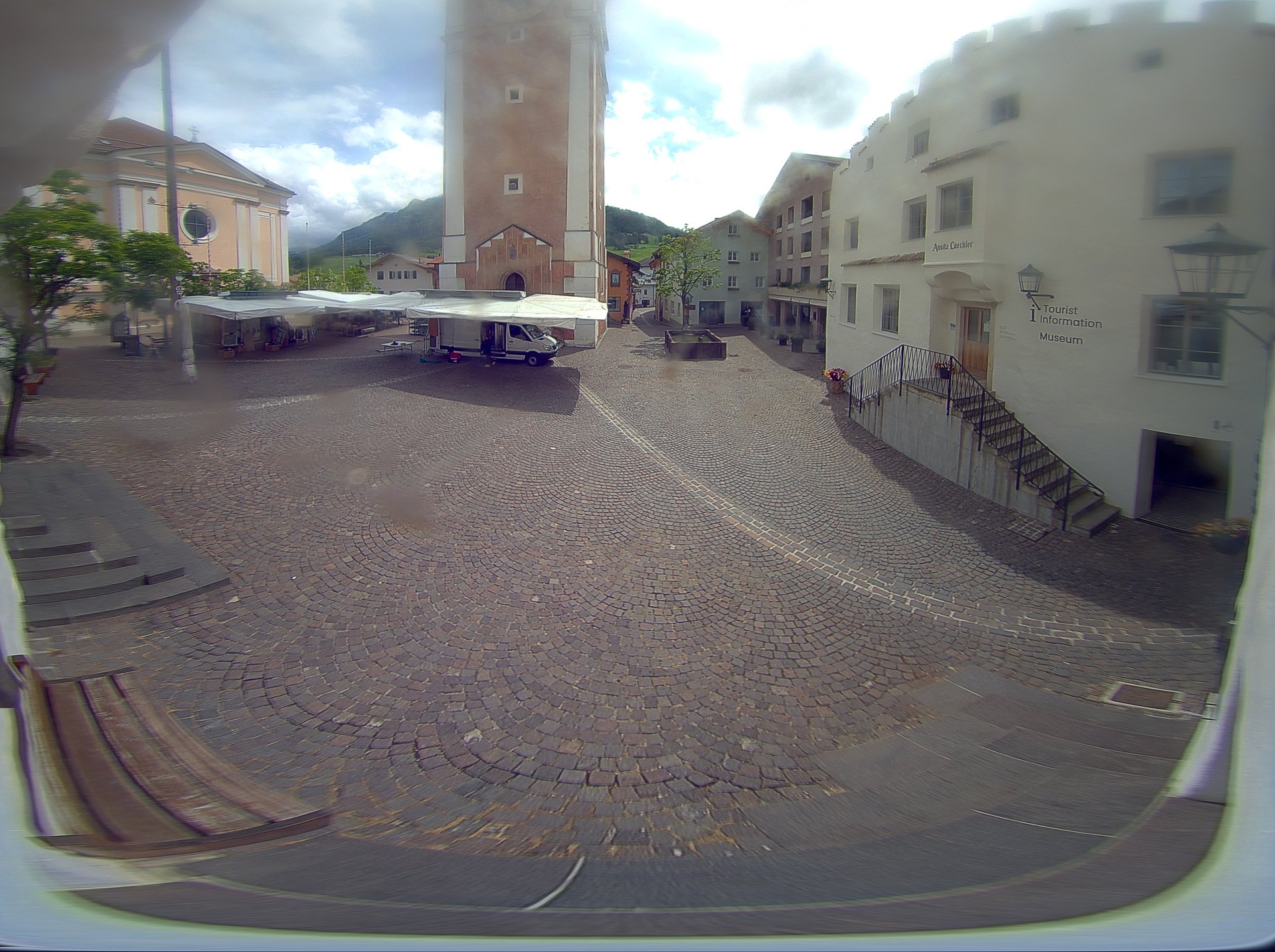 Archiv Foto Webcam Dorfplatz Kastelruth, Südtirol