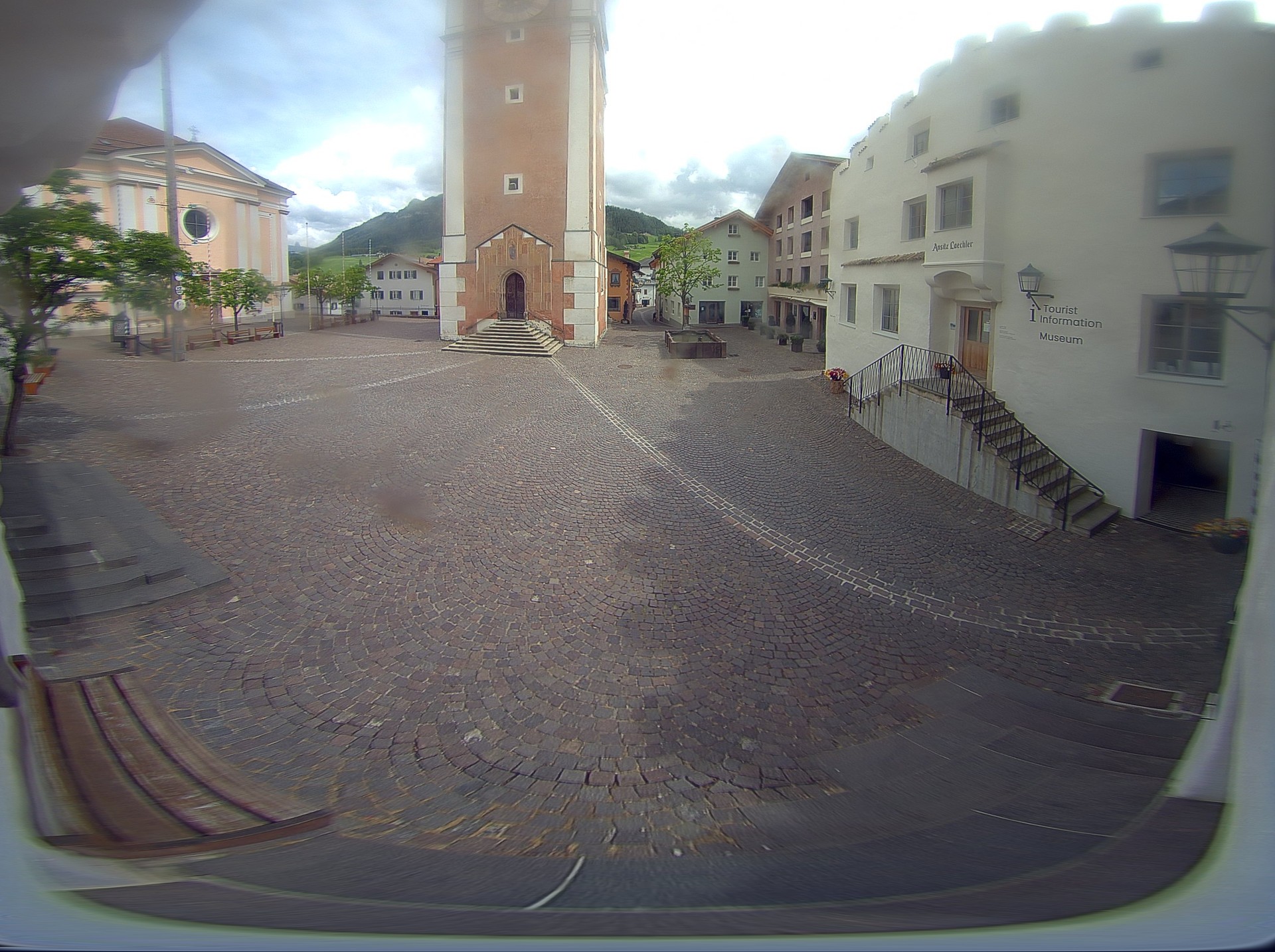 Archiv Foto Webcam Dorfplatz Kastelruth, Südtirol