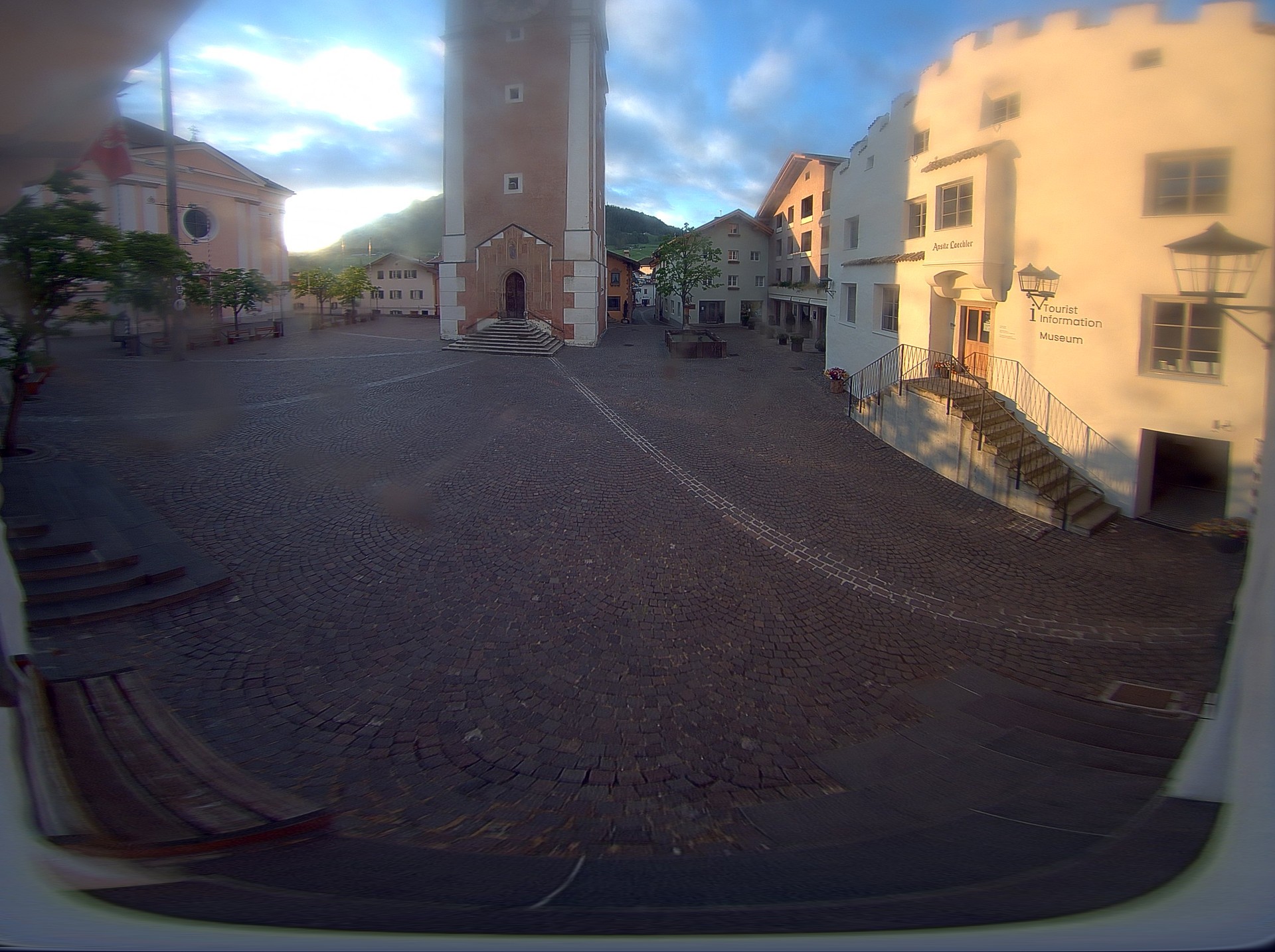 Archiv Foto Webcam Dorfplatz Kastelruth, Südtirol