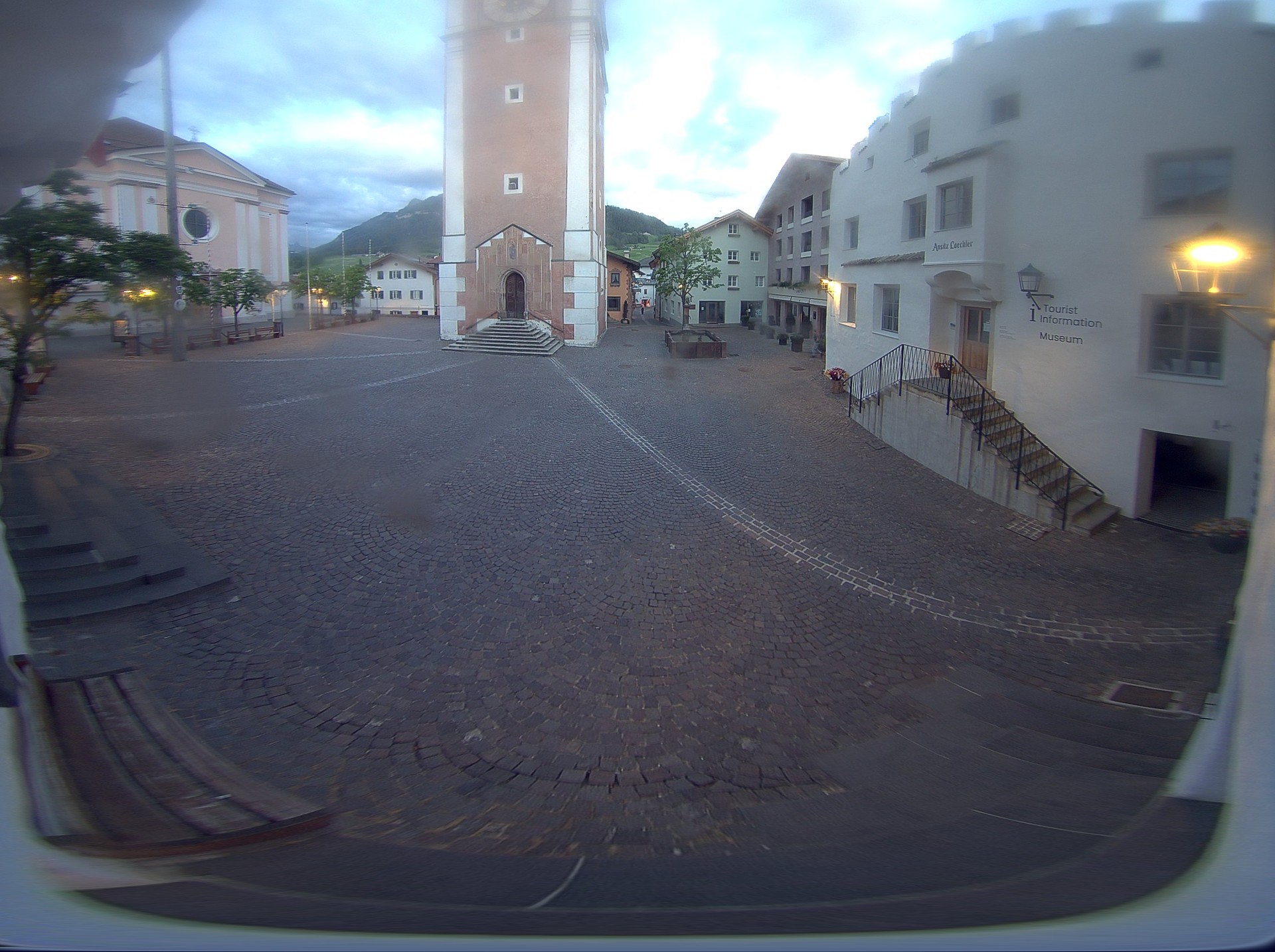 Archiv Foto Webcam Dorfplatz Kastelruth, Südtirol