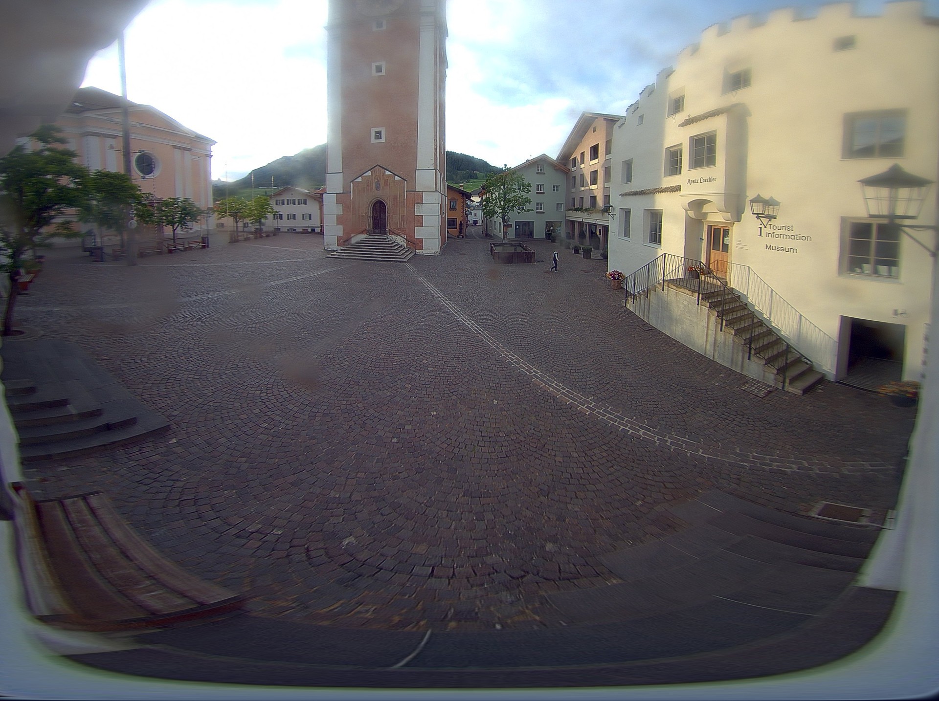 Archiv Foto Webcam Dorfplatz Kastelruth, Südtirol
