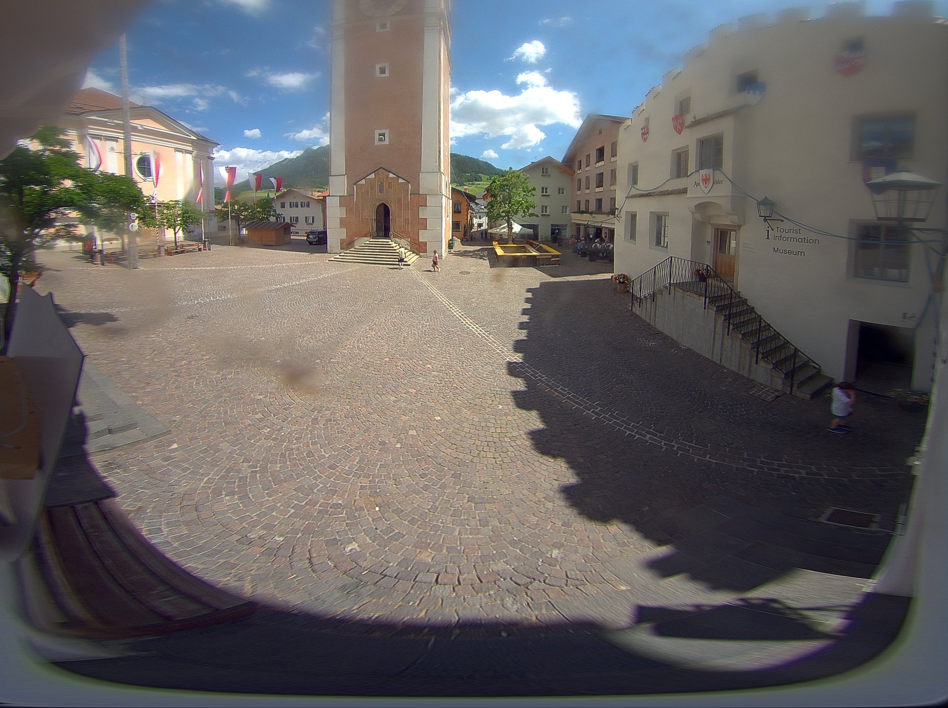 Archiv Foto Webcam Dorfplatz Kastelruth, Südtirol