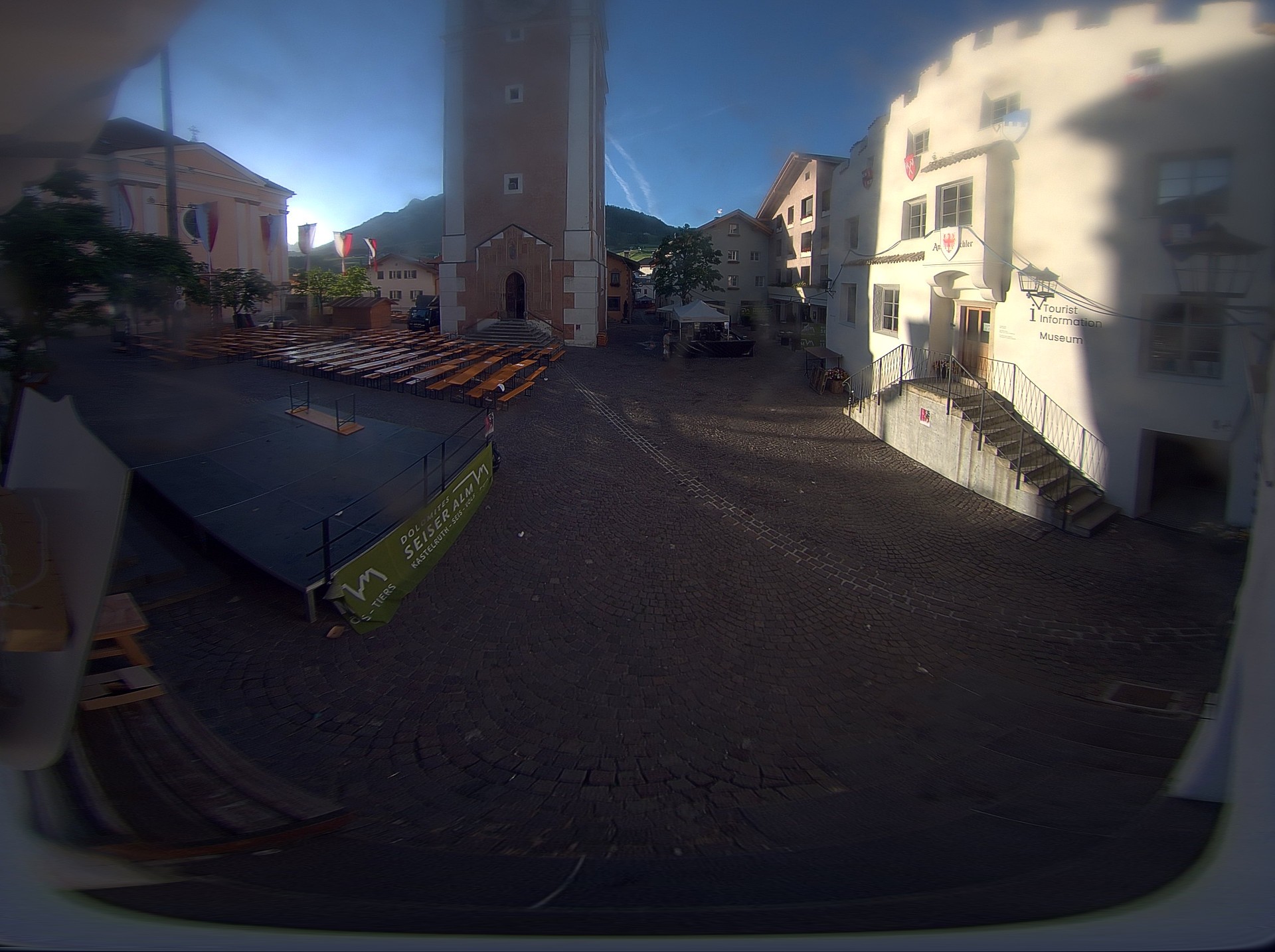 Archiv Foto Webcam Dorfplatz Kastelruth, Südtirol