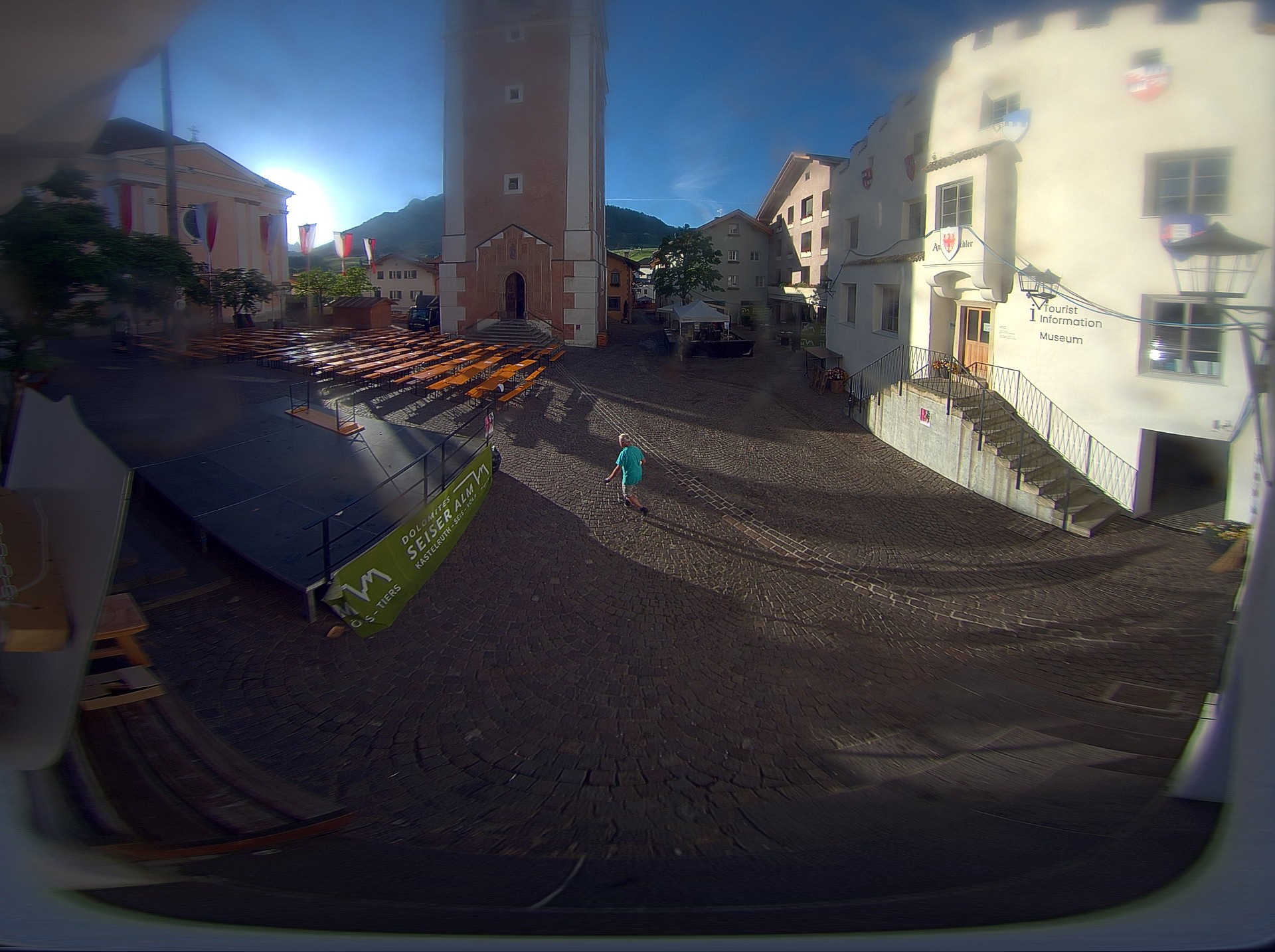 Archiv Foto Webcam Dorfplatz Kastelruth, Südtirol