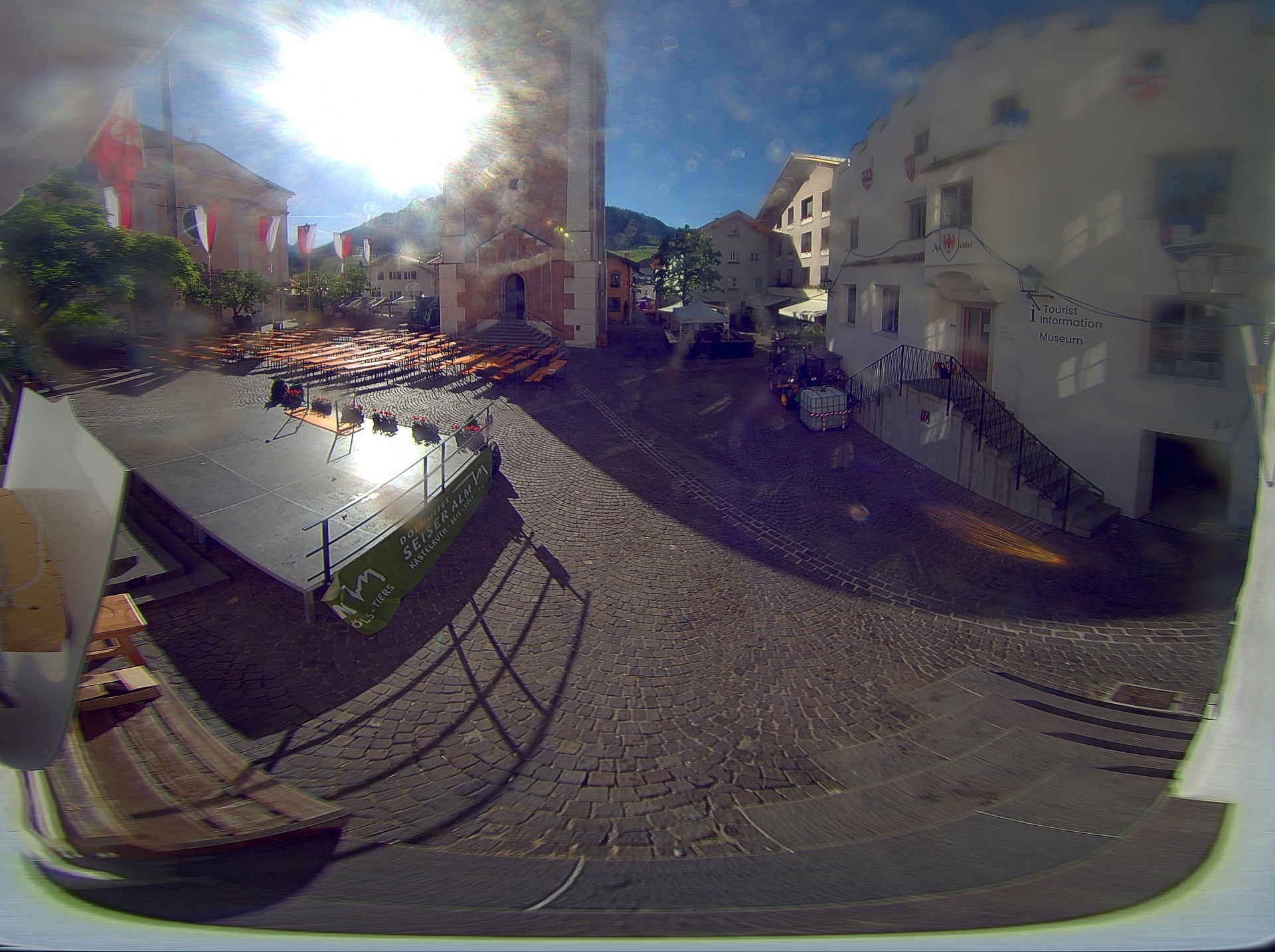 Archiv Foto Webcam Dorfplatz Kastelruth, Südtirol